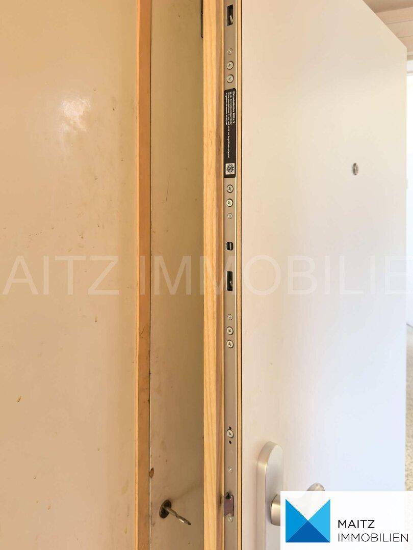 Nahaufnahme einer Sicherheitstür mit Mehrfachverriegelung, die Schutz und Privatsphäre bietet.