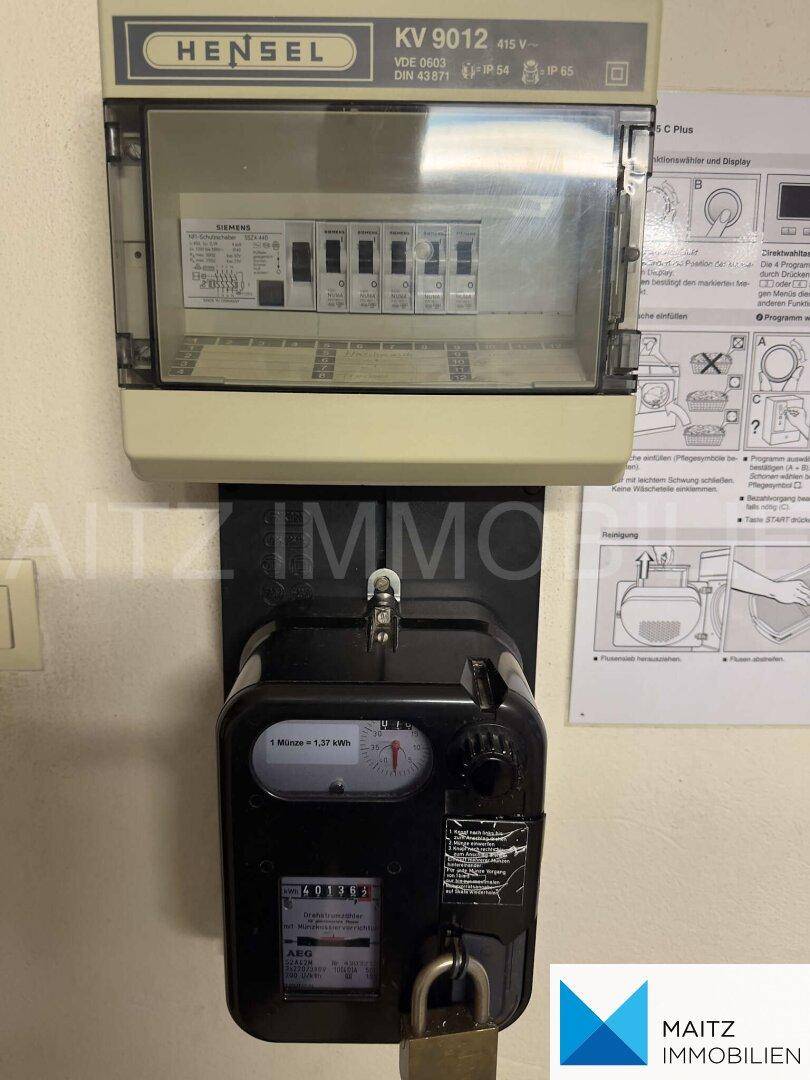 Elektrischer Zähler und Sicherungskasten an der Wand, für die Stromversorgung des Gebäudes.