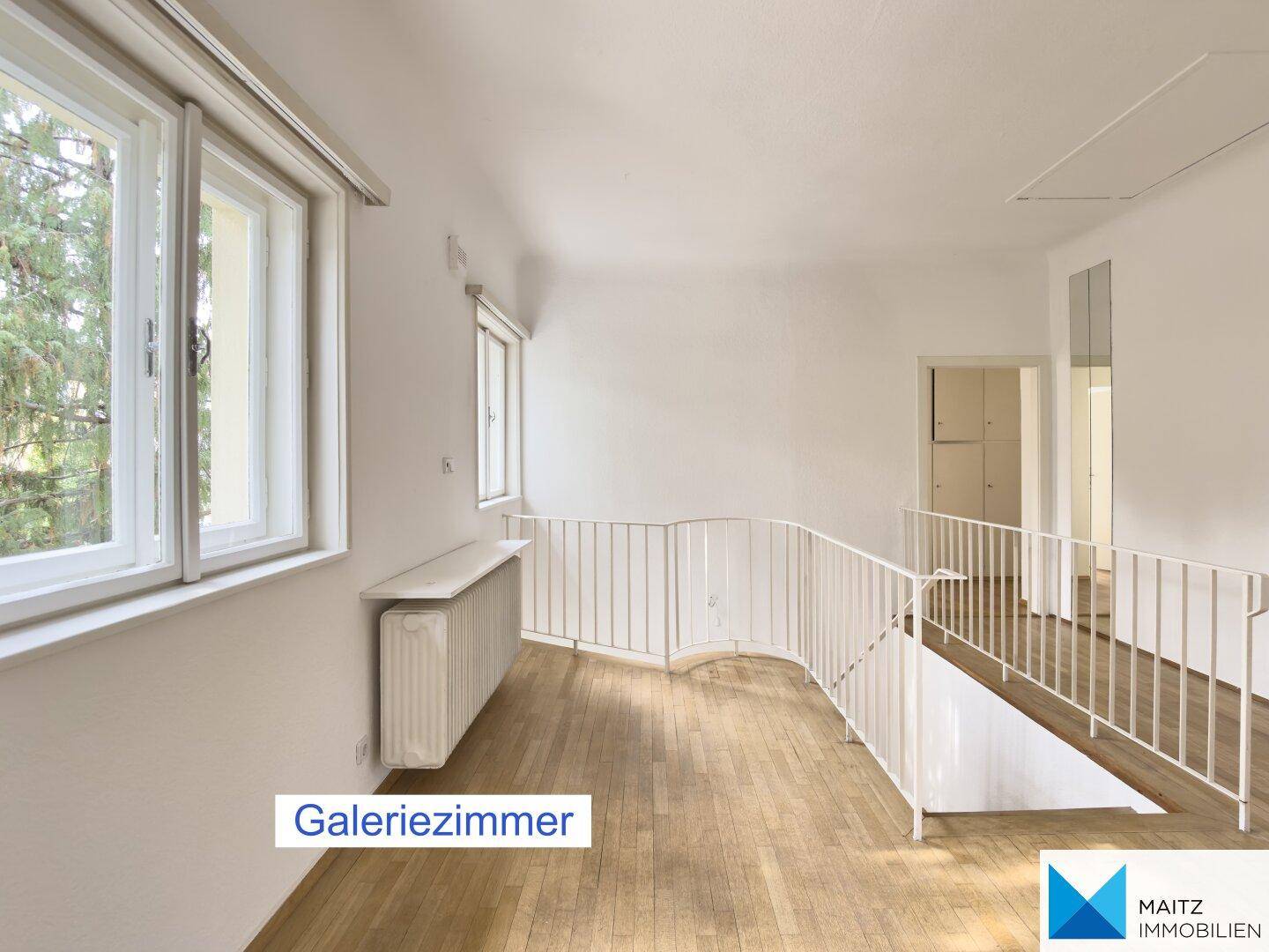 Geräumiges Galeriezimmer im Obergeschoss mit Holzfußboden und viel Tageslicht.