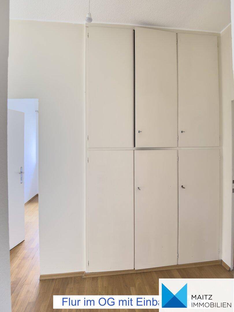 Flur im Obergeschoss mit praktischen Einbauschränken, die zusätzlichen Stauraum bieten.