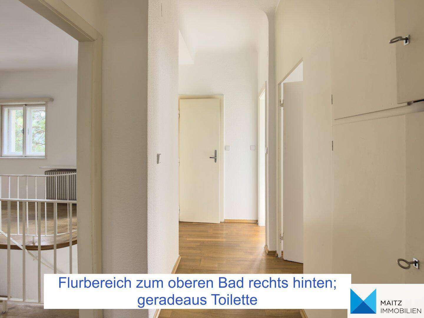 Flurbereich im Obergeschoss, der zum Badezimmer und zur separaten Toilette führt.