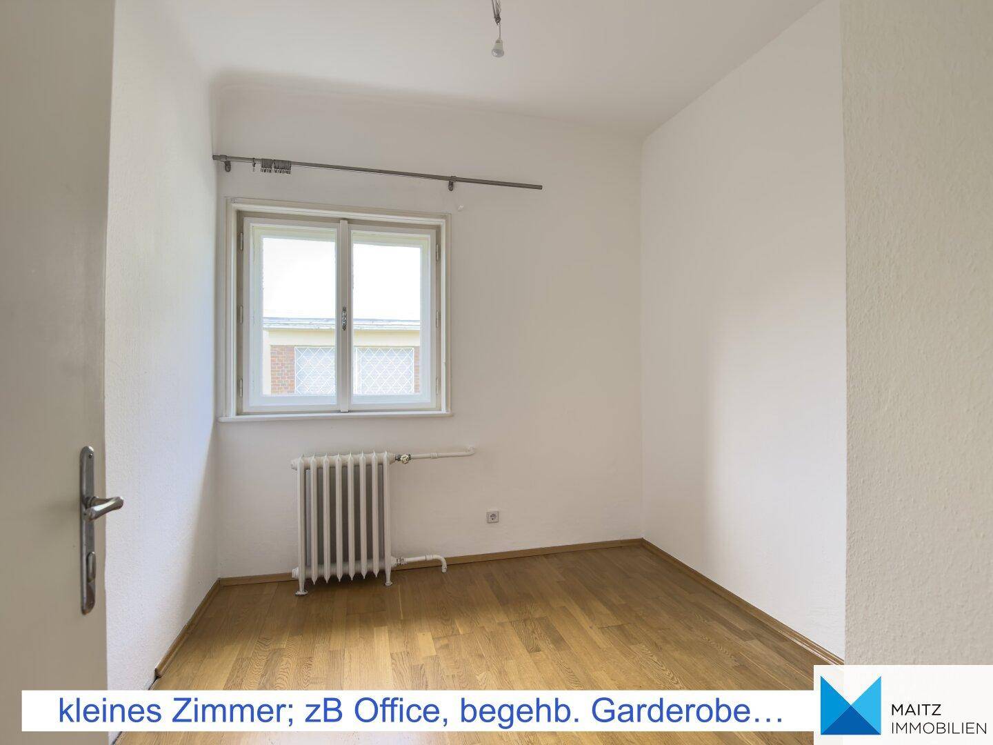 Kleines Zimmer, ideal als Büro oder begehbare Garderobe, mit Holzfußboden.
