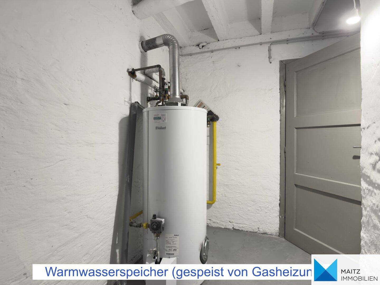 Hauswirtschaftsraum im Keller mit Warmwasserspeicher und einfacher Ausstattung.
