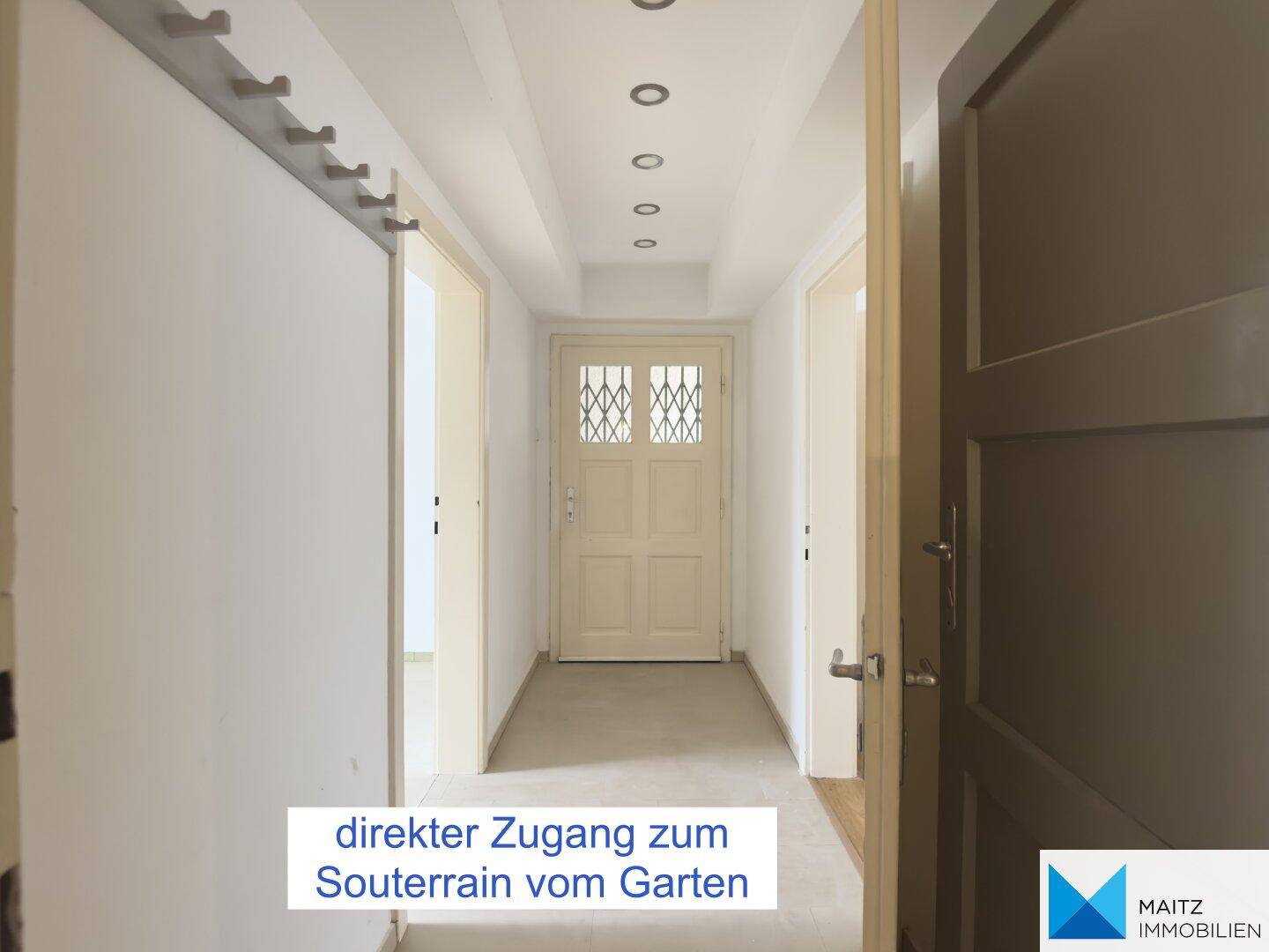 Heller Eingangsbereich mit Garderobe und direktem Zugang zum Garten im Souterrain.
