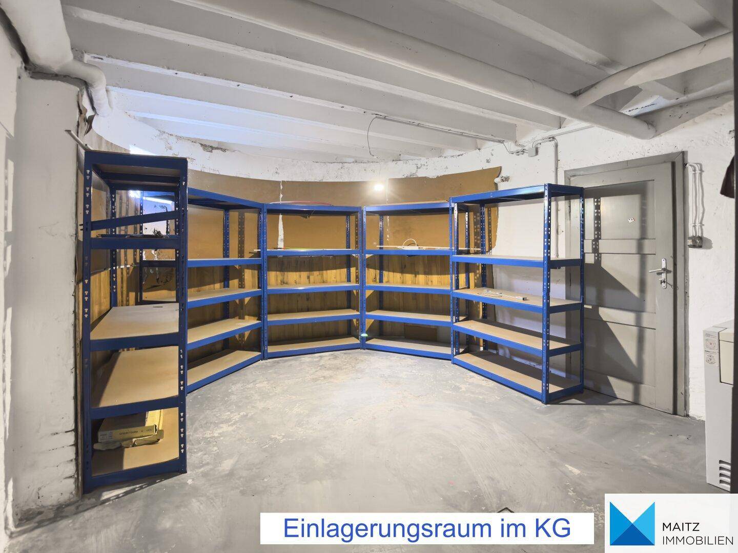 Geräumiger Einlagerungsraum im Kellergeschoss mit stabilen blauen Regalsystemen und Betonboden.
