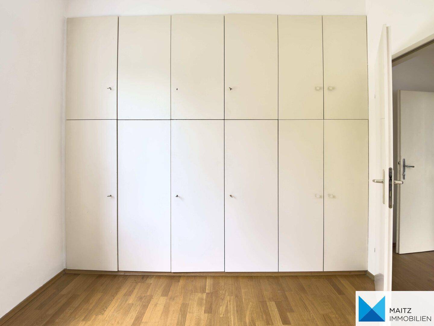 Detailansicht der raumhohen Einbauschränke im Schlafzimmer, die viel Stauraum bieten.