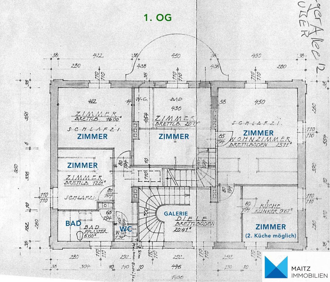Grundriss des ersten Obergeschosses mit mehreren Zimmern, Bädern, einer Küche und einer Galerie.