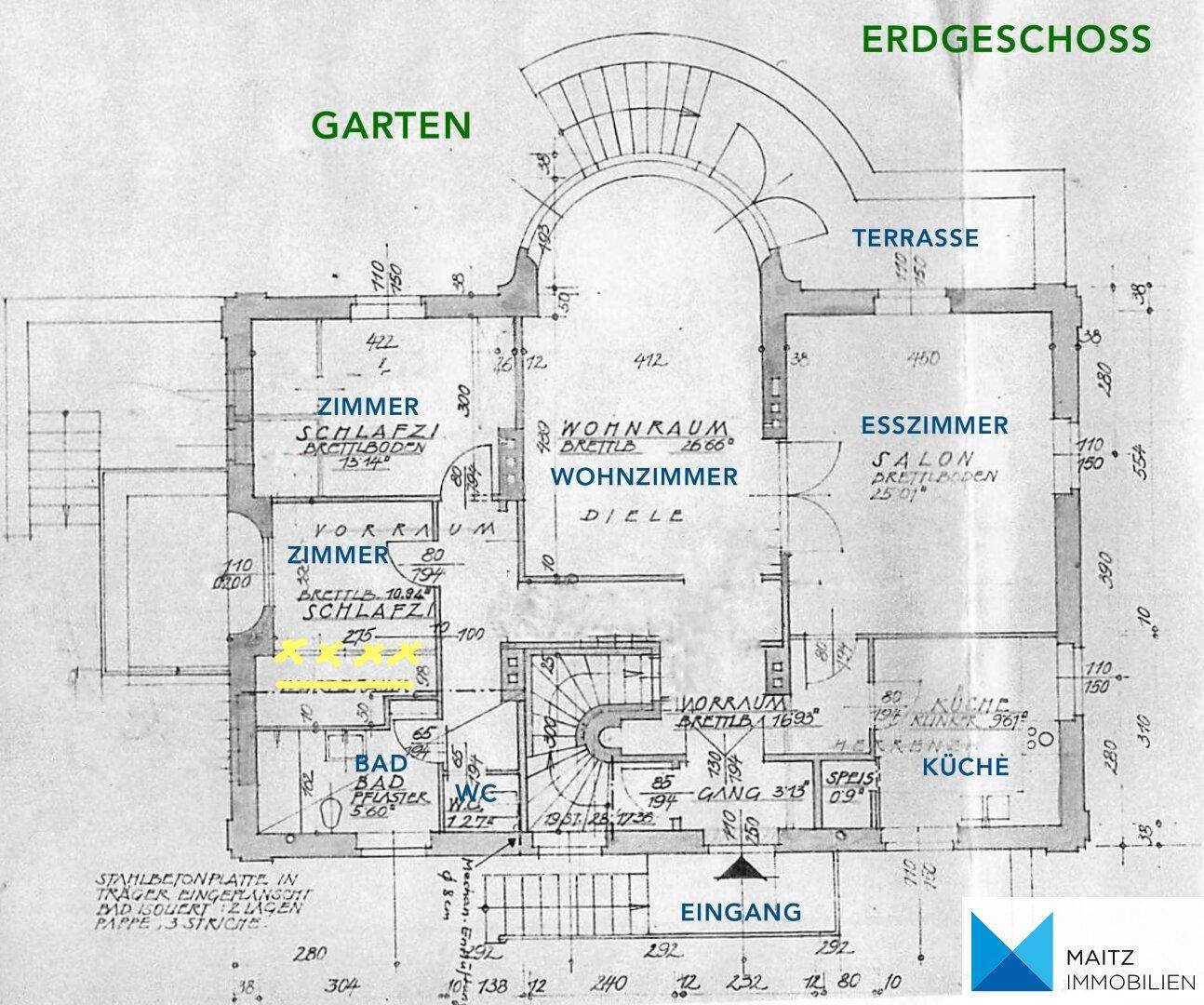 Grundriss des Erdgeschosses mit Wohnzimmer, Esszimmer, Küche, zwei Schlafzimmern und Zugang zu Terrasse und Garten.
