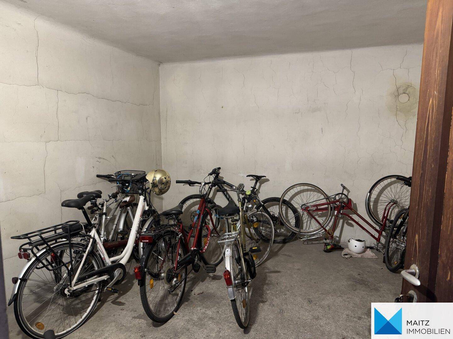 Gemeinschaftlicher Fahrradraum im Keller mit mehreren abgestellten Fahrrädern.