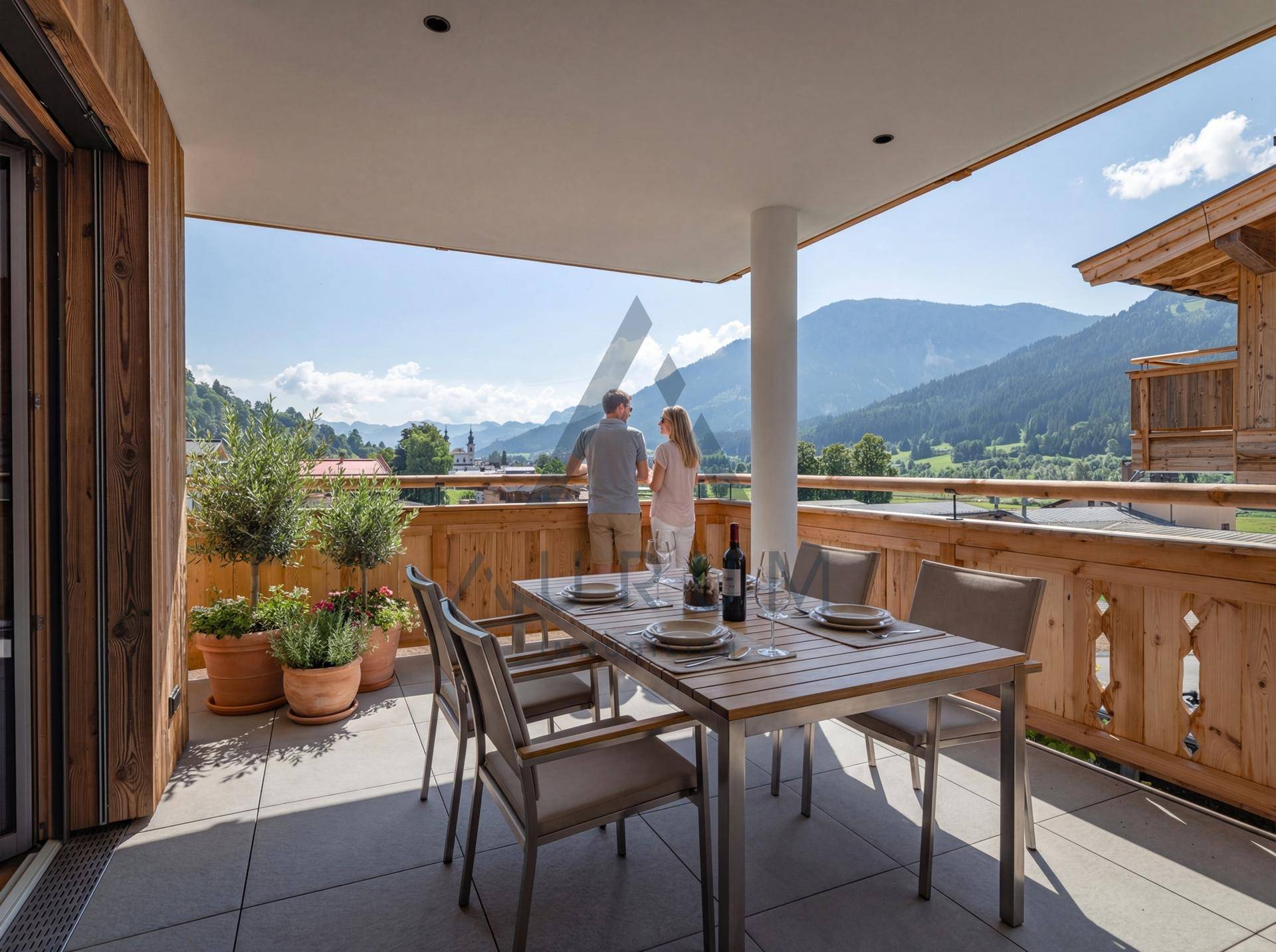 Großer Balkon mit Esstisch und Stühlen, bietet einen atemberaubenden Blick auf die Berge.
