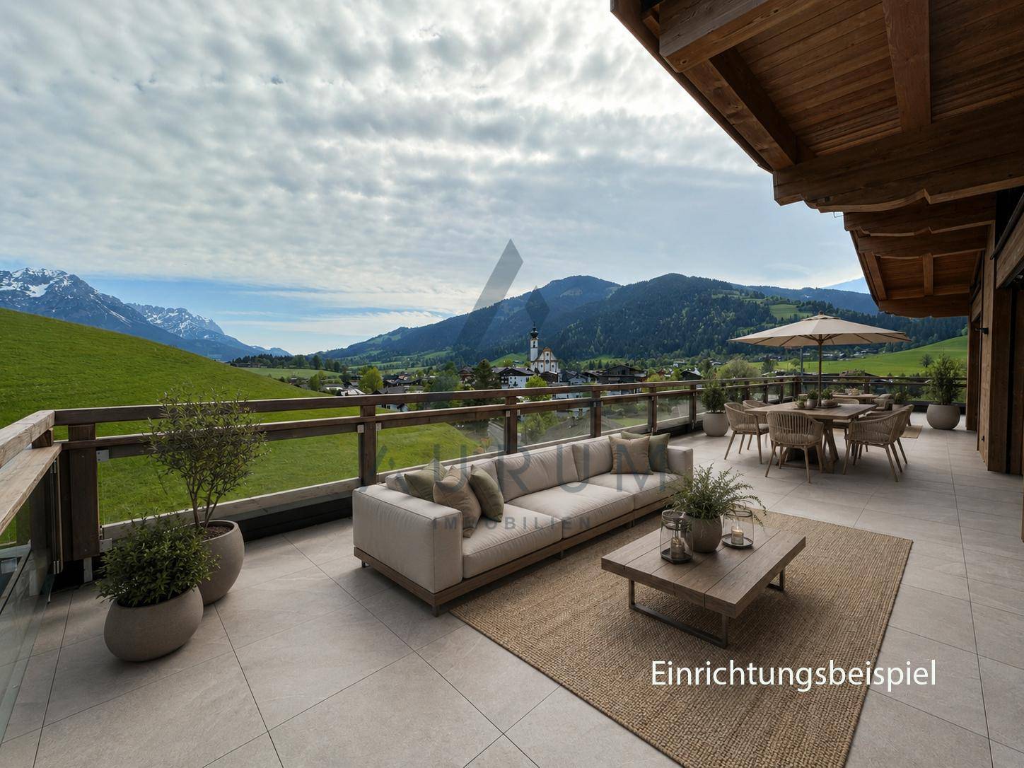 Großzügige Terrasse mit bequemen Loungemöbeln und atemberaubendem Panoramablick auf die Alpen.