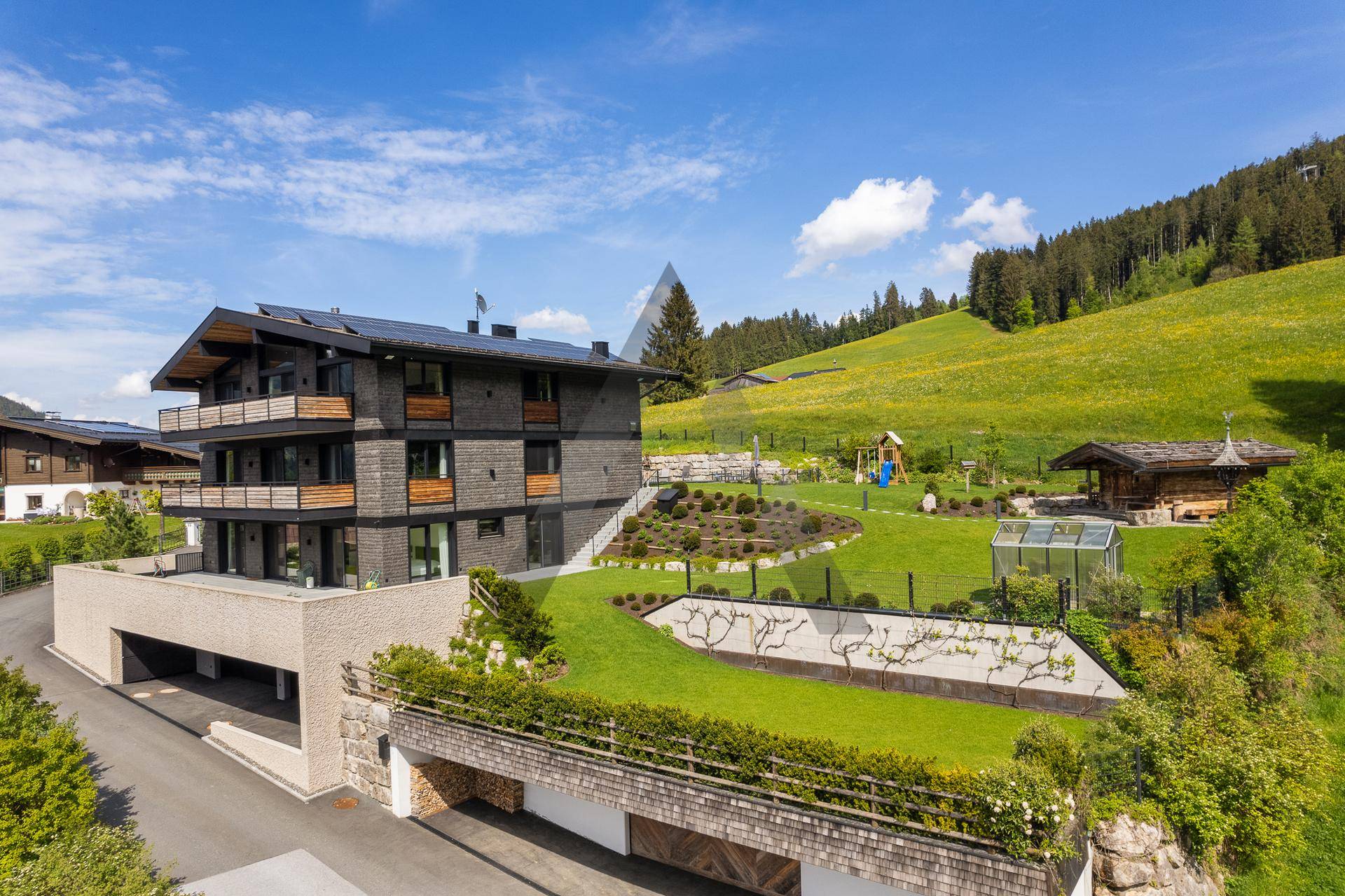 Großzügiges Anwesen mit modernem Haus, Garten, Spielplatz und Tiefgarage.