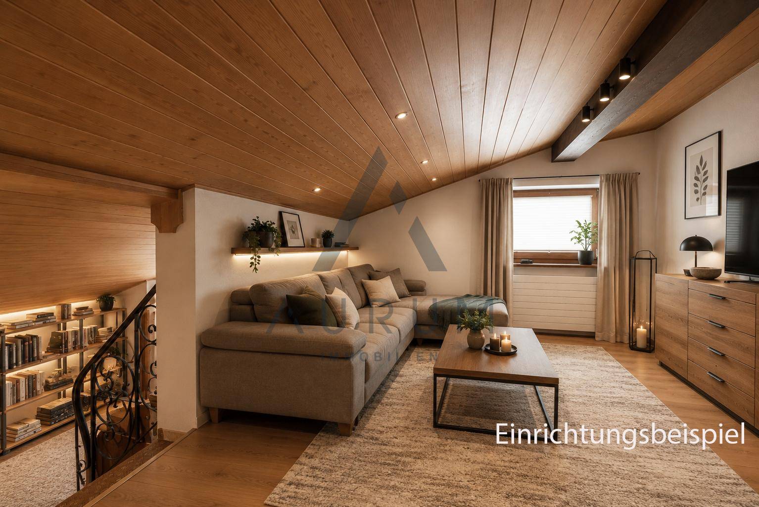 Gemütlicher Wohnbereich im Dachgeschoss mit schräger Holzdecke und bequemer Sofalandschaft.