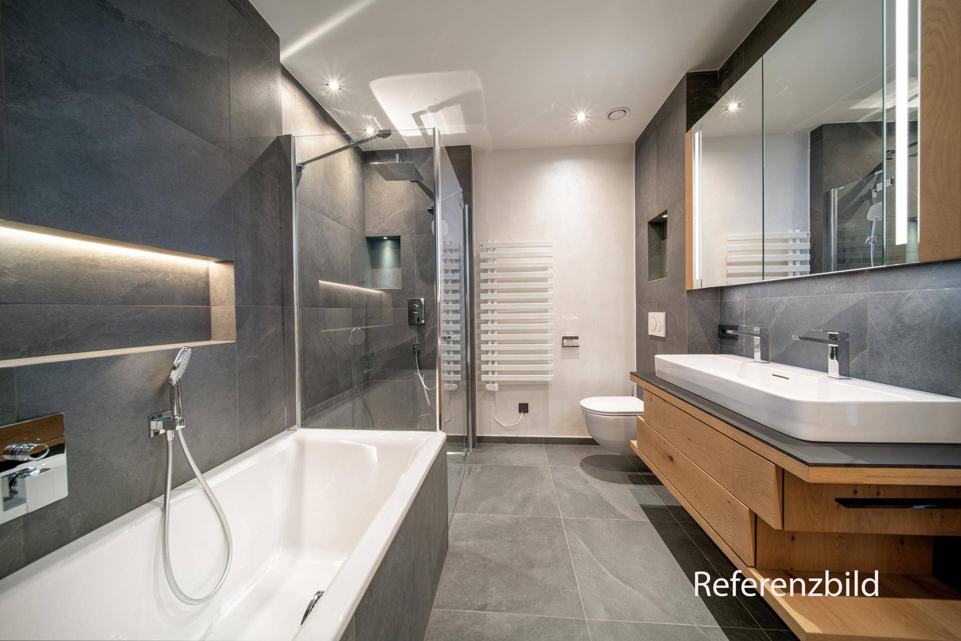 Elegantes Badezimmer mit Badewanne, begehbarer Dusche und modernem Waschtisch mit Holzunterschrank.