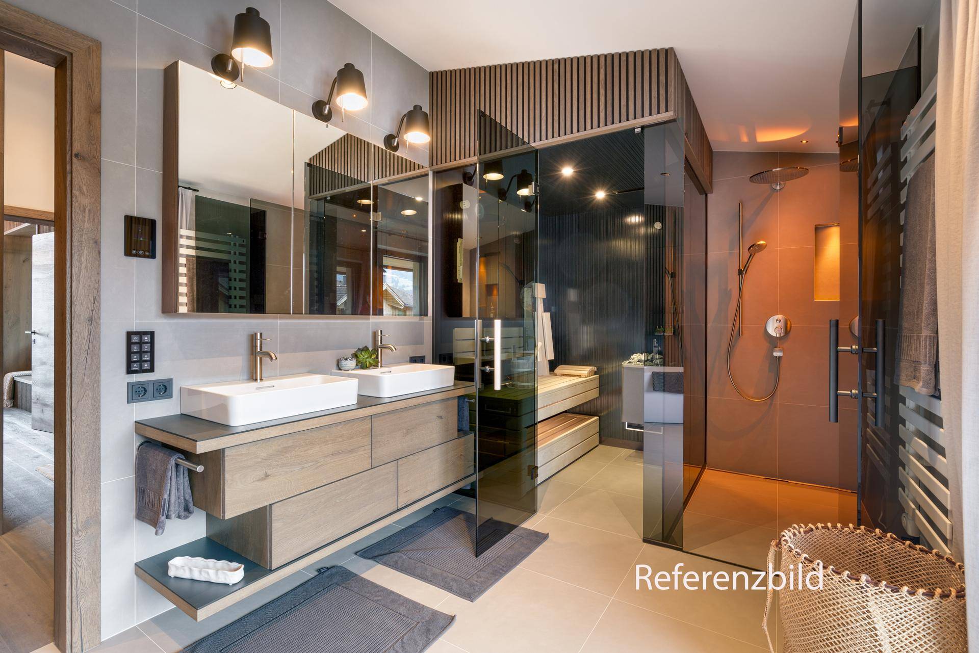Luxuriöses Badezimmer mit Doppelwaschbecken, begehbarer Dusche und integrierter Sauna für Wellness.