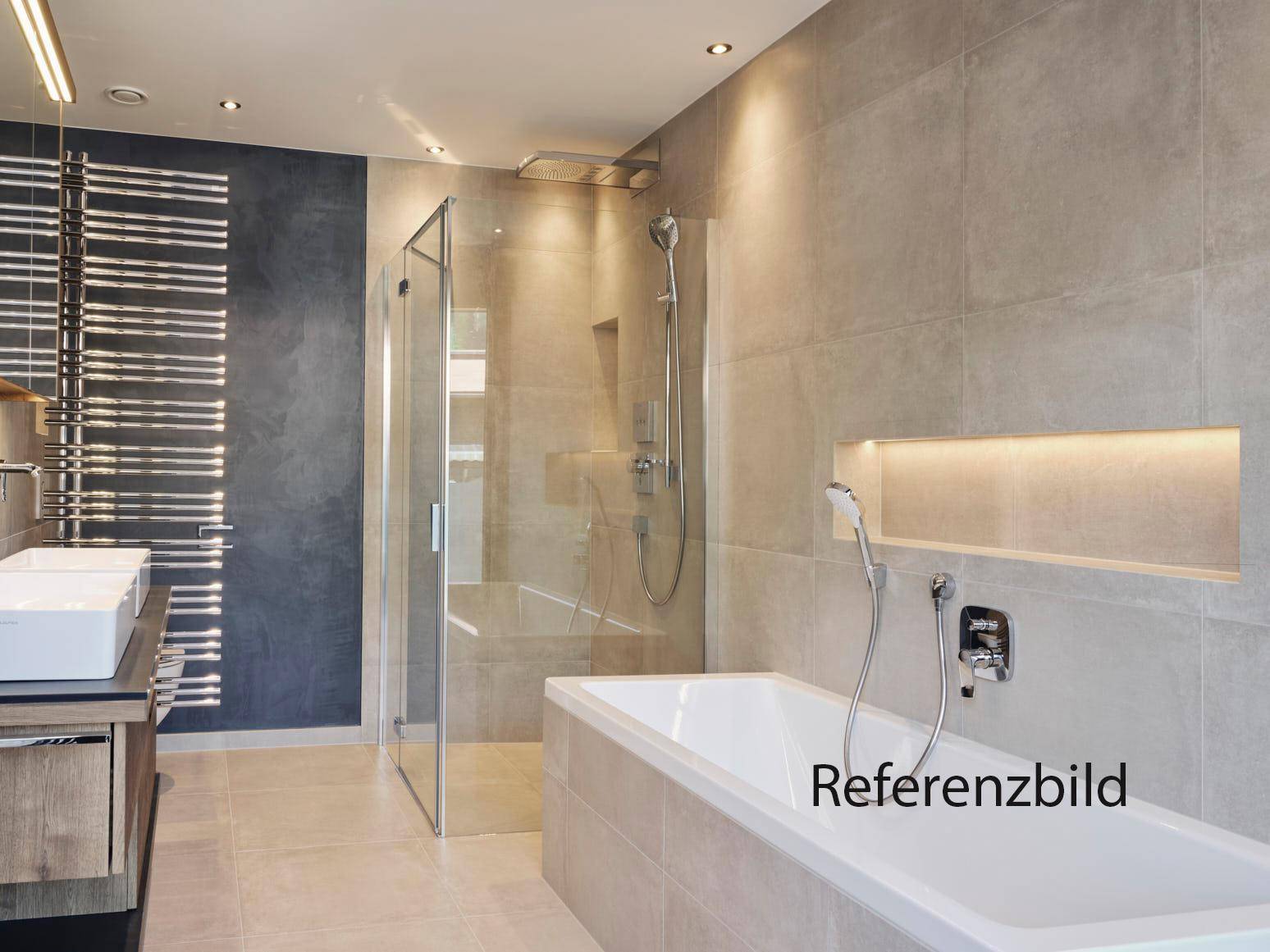 Modernes Badezimmer mit Badewanne, begehbarer Dusche, Doppelwaschbecken und beheiztem Handtuchhalter.