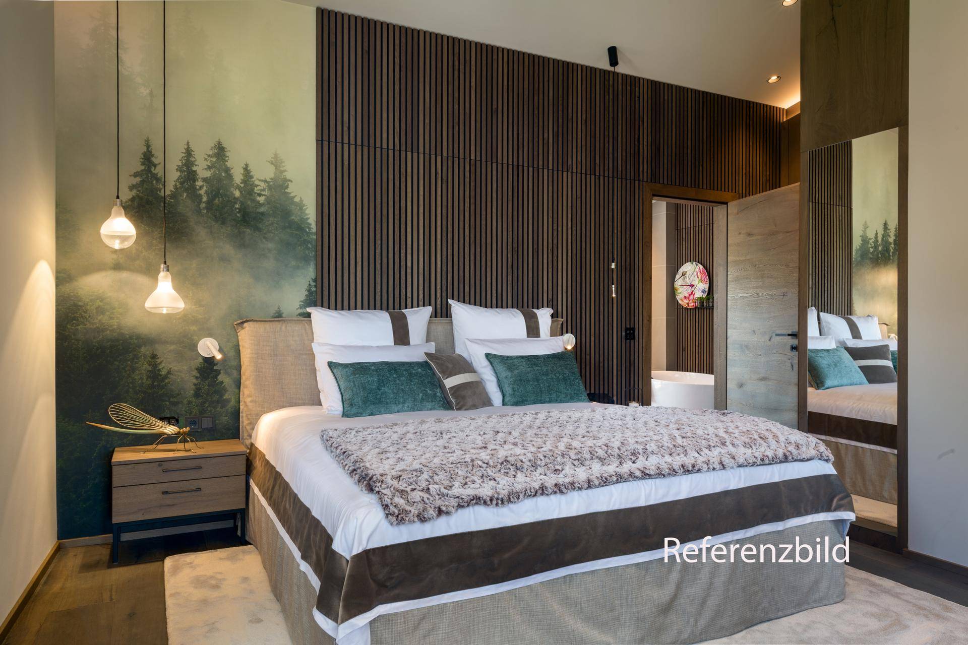 Gemütliches Schlafzimmer mit Holzwandverkleidung, großem Bett und einer stimmungsvollen Waldtapete.