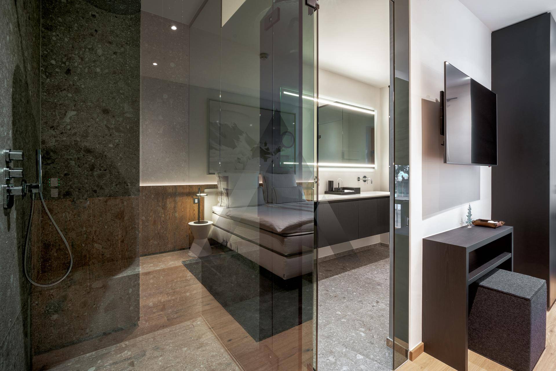 Modernes Badezimmer mit Dusche und Blick auf das angrenzende Schlafzimmer, stilvoll gestaltet.