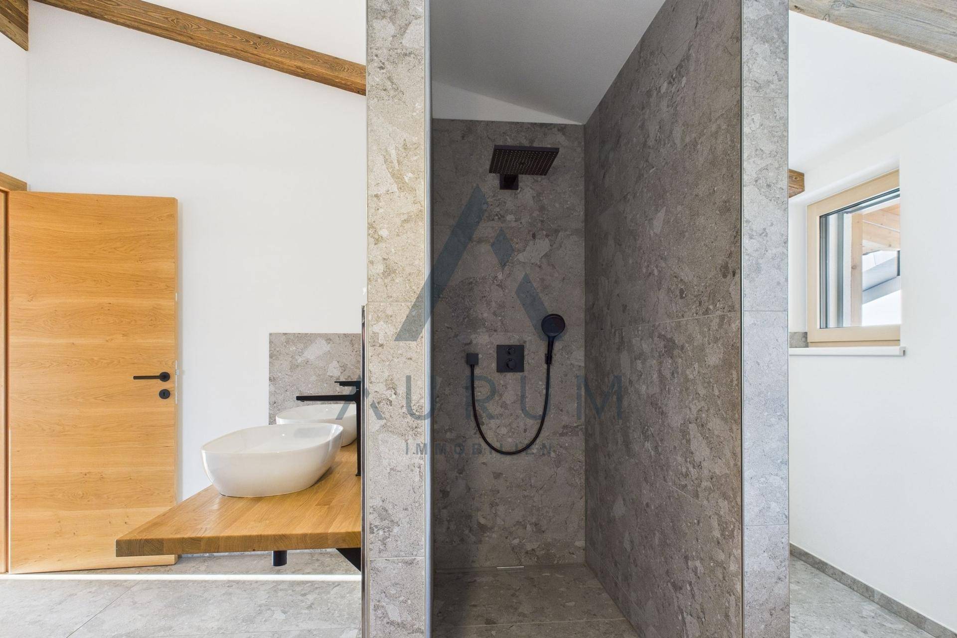 Modernes Badezimmer mit begehbarer Dusche, Doppelwaschbecken und stilvollen grauen Fliesen.