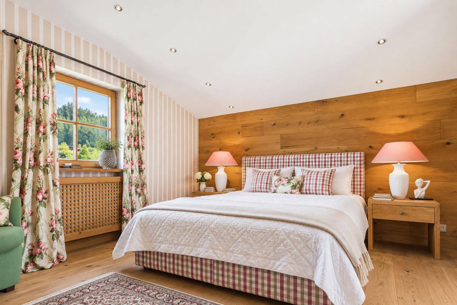 Elegantes Schlafzimmer mit Holzwand, floralen Vorhängen und gemütlicher Beleuchtung.