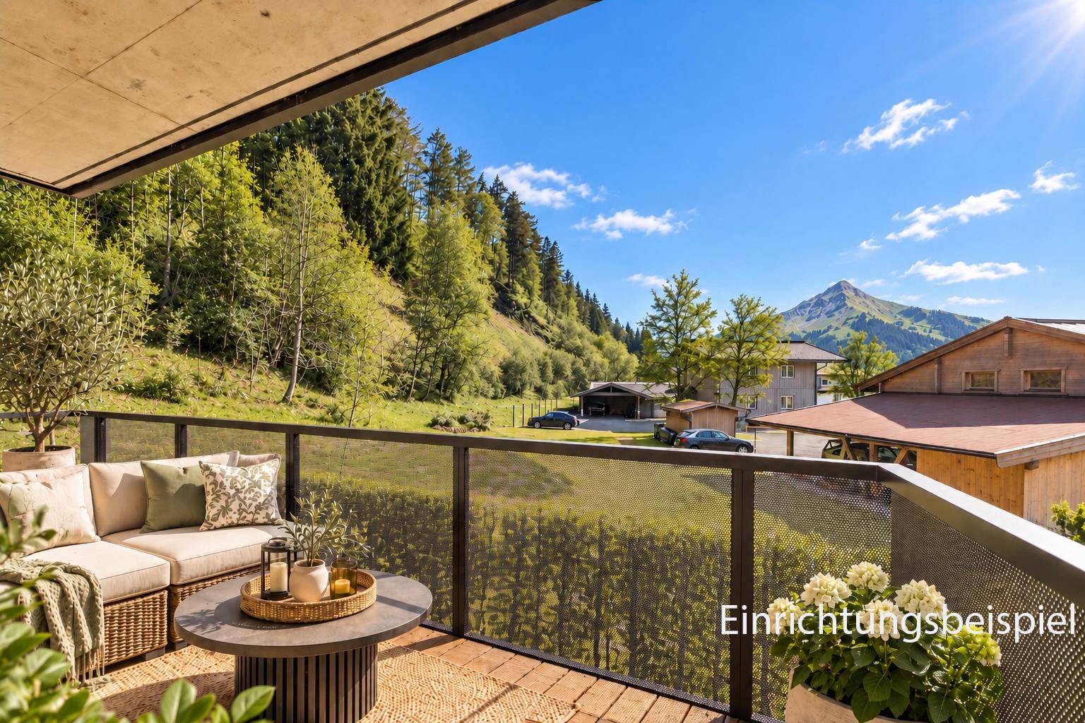 Möblierter Balkon mit Sitzgelegenheiten und weitem Blick auf grüne Hügel und Berge.