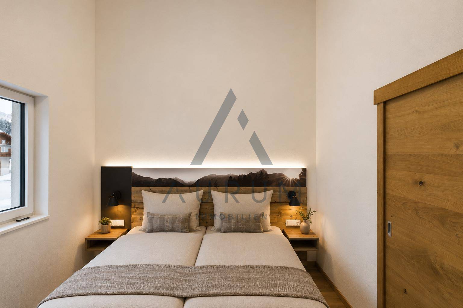 Helles Schlafzimmer mit Holzboden, Fenster und stilvollem Holzkopfteil mit integrierter Beleuchtung.