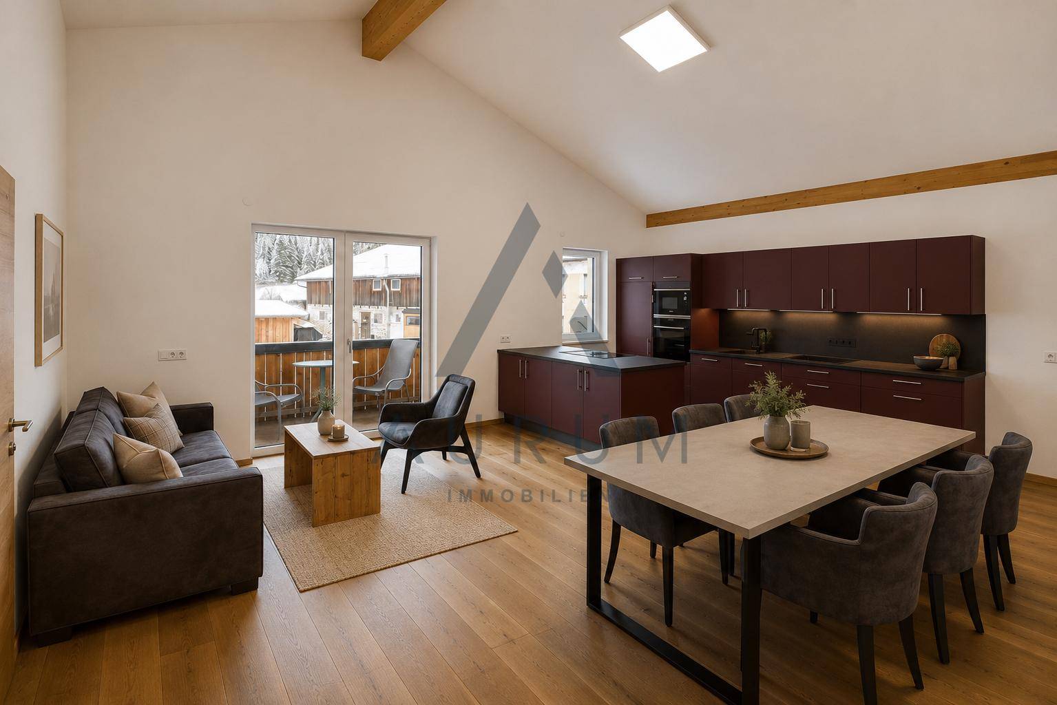 Heller offener Wohn-Essbereich mit moderner Einbauküche, Holzbalken und Zugang zum Balkon.
