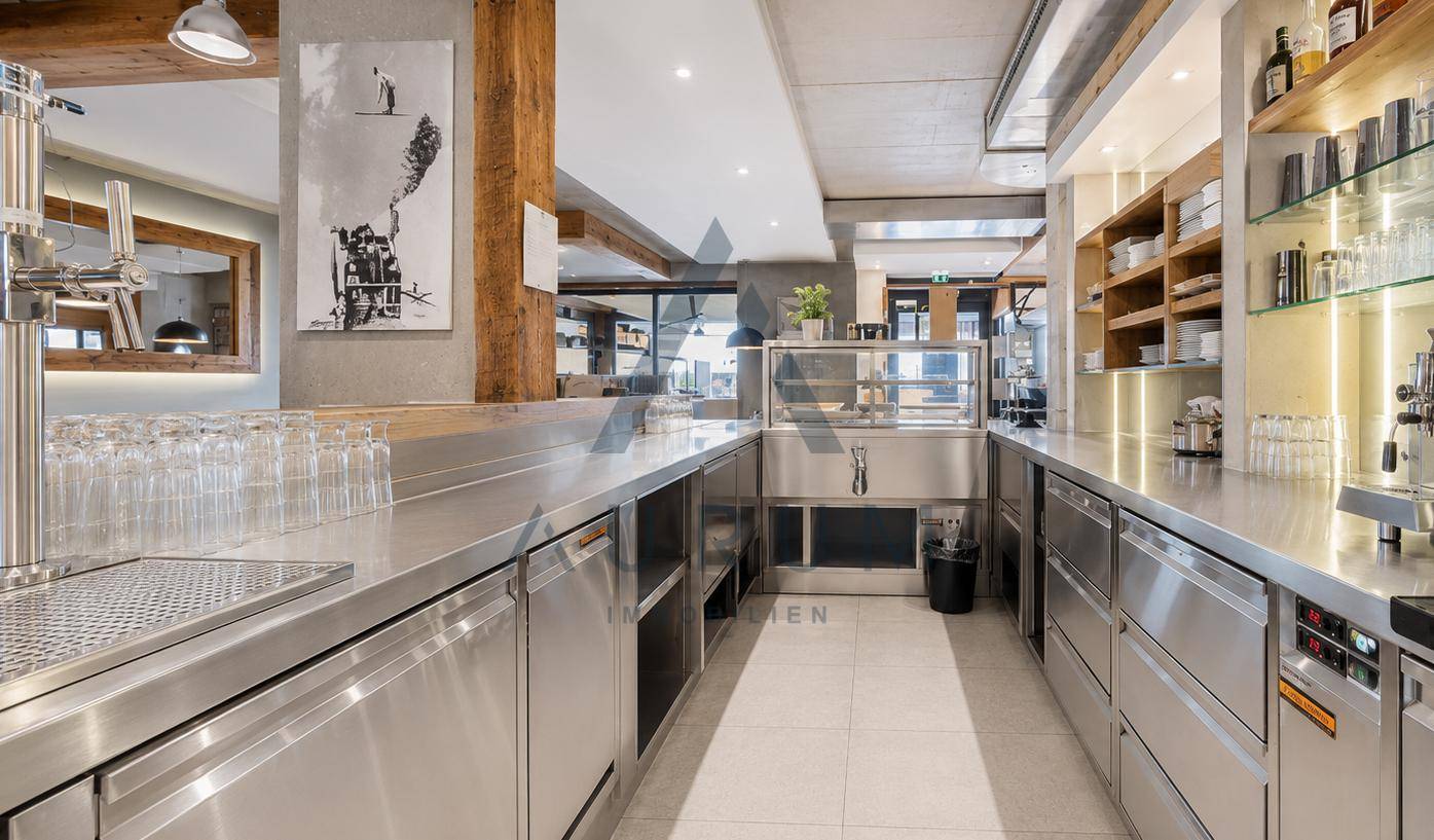 Professionelle Küche oder Bar mit Edelstahltheken und -geräten, bereit für den Gastronomiebetrieb.