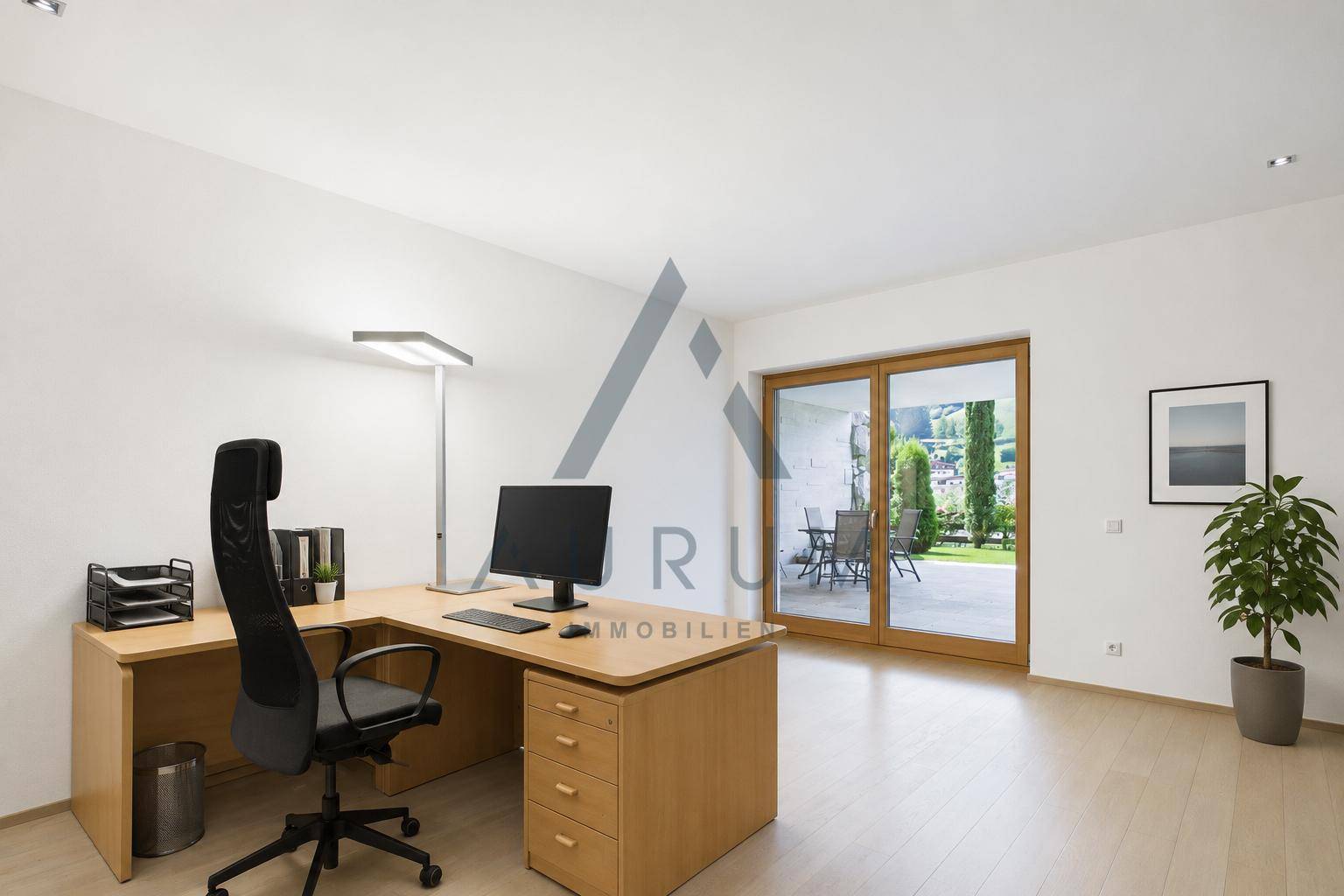Helles Büro mit Holzboden und direktem Zugang zur Terrasse und zum gepflegten Gartenbereich.
