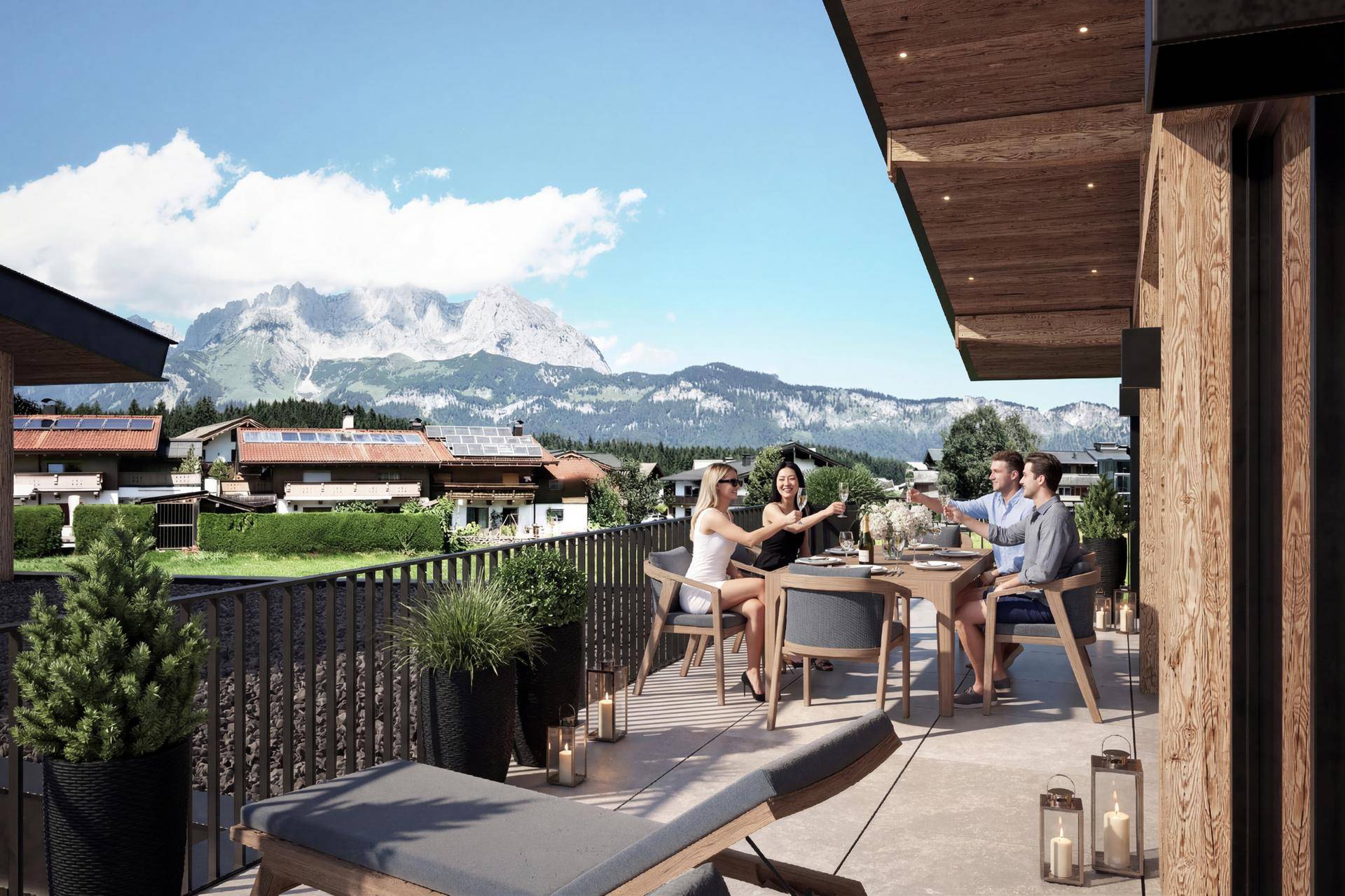 Sonniger Balkon mit Esstisch und Liegestühlen, ideal für Mahlzeiten im Freien mit Bergblick.