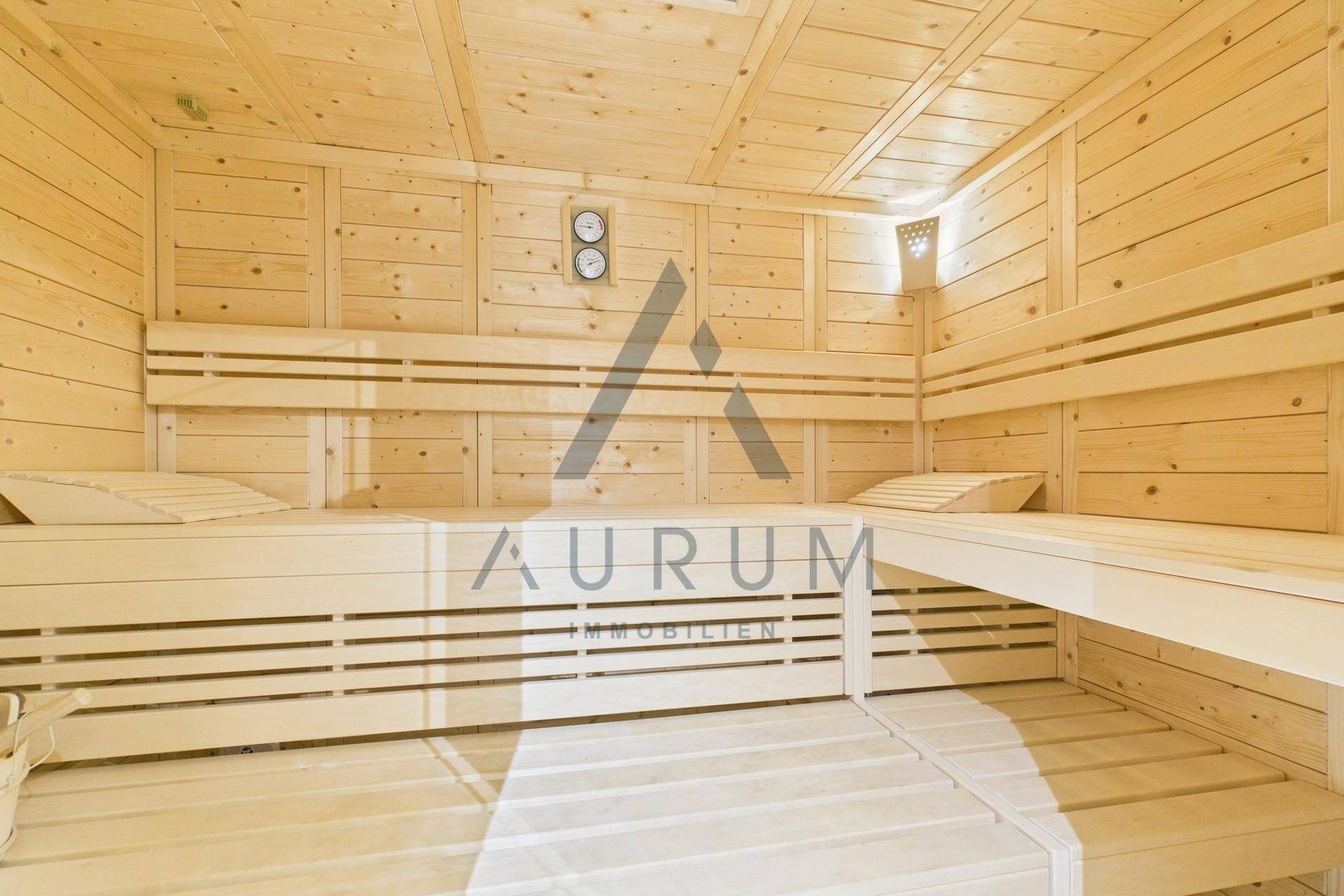 Geräumige Holzsauna mit mehreren Bänken für Entspannung und Wellness.