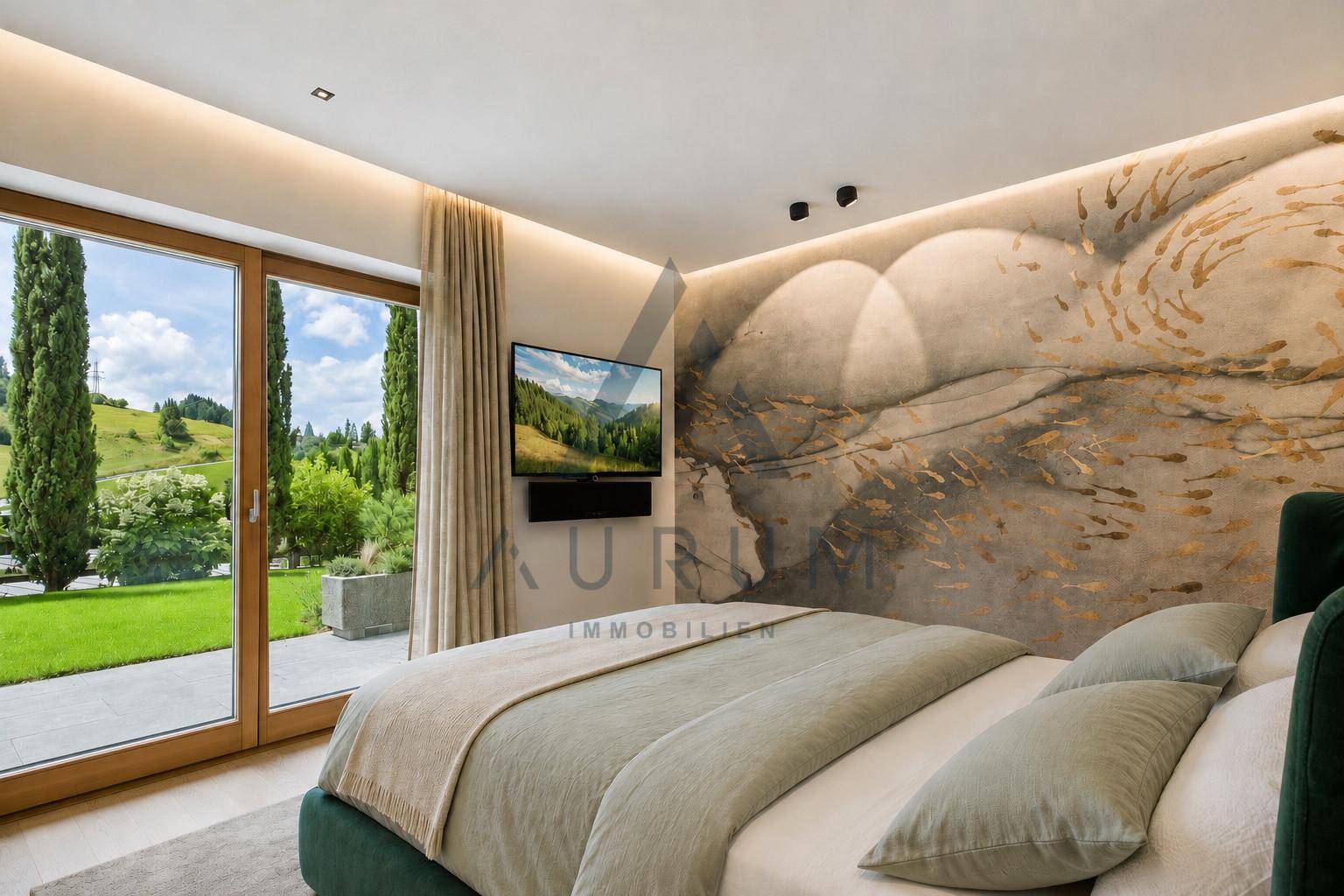 Elegantes Schlafzimmer mit dekorativer Wandgestaltung, Flachbildfernseher und Blick ins Grüne.