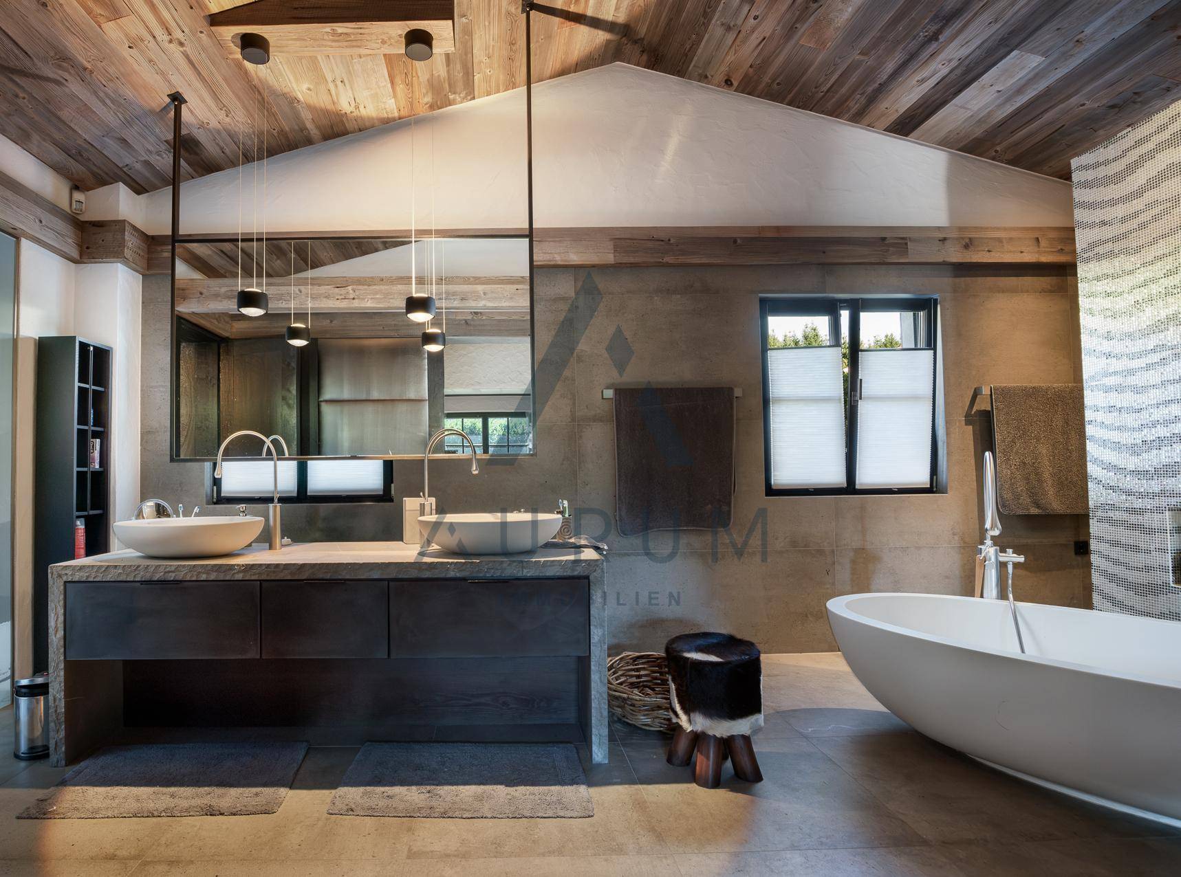 Modernes Badezimmer mit Doppelwaschbecken, freistehender Badewanne und Holzbalkendecke.