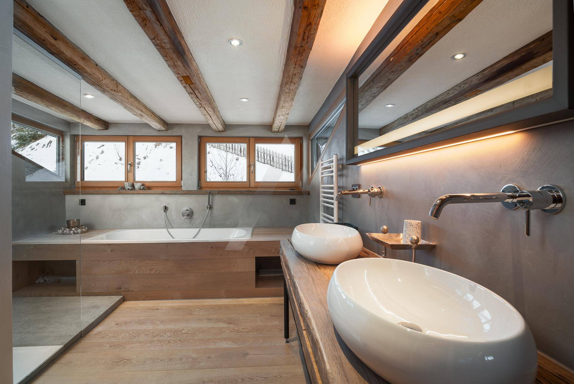 Geräumiges Badezimmer mit Badewanne, Doppelwaschbecken und Bergblick.