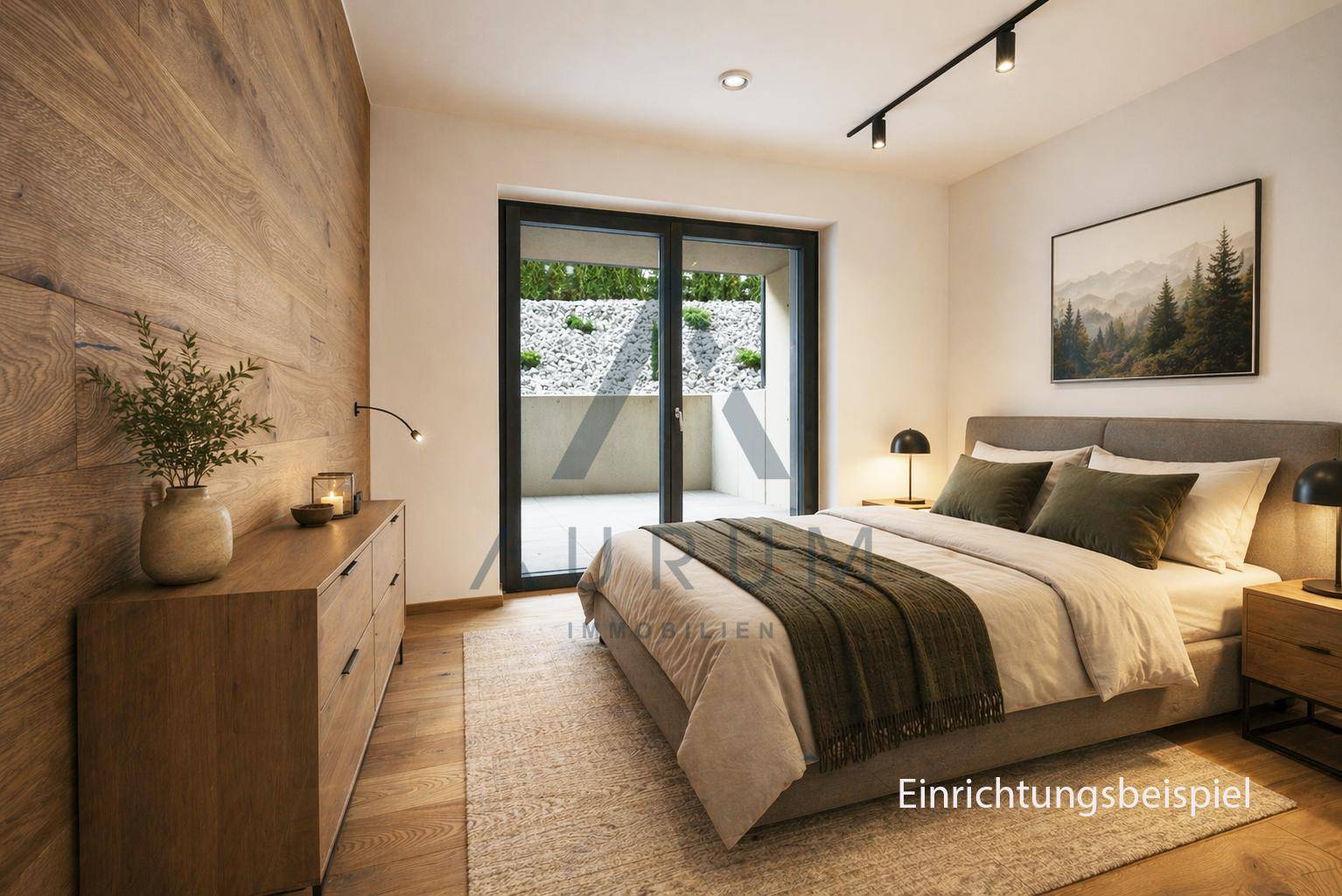 Helles Schlafzimmer mit Holzwand, Doppelbett und Zugang zum Außenbereich.