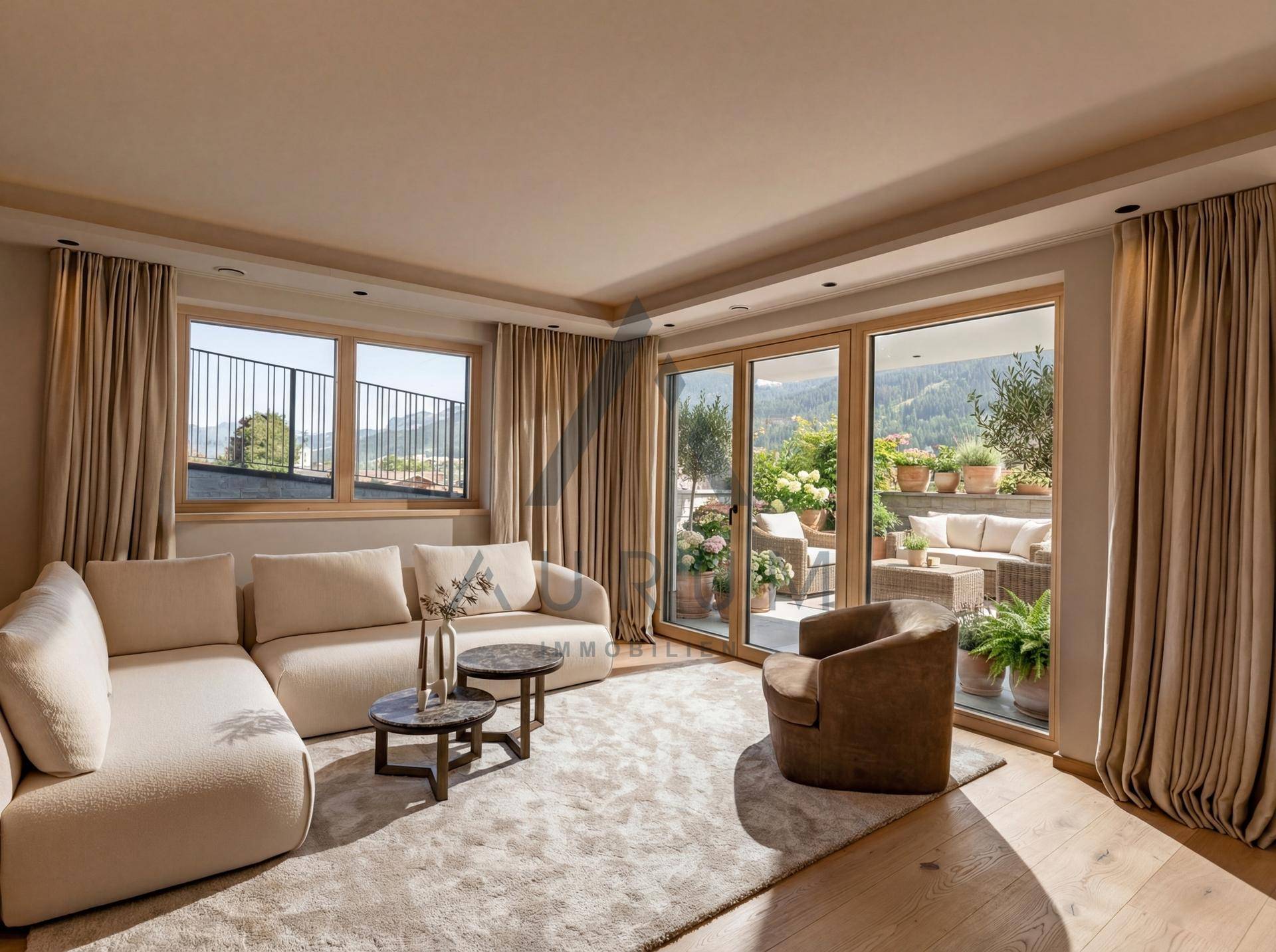 Helles Wohnzimmer mit bequemen Sofas, Holzboden und großen Fenstern mit Blick auf die Terrasse.