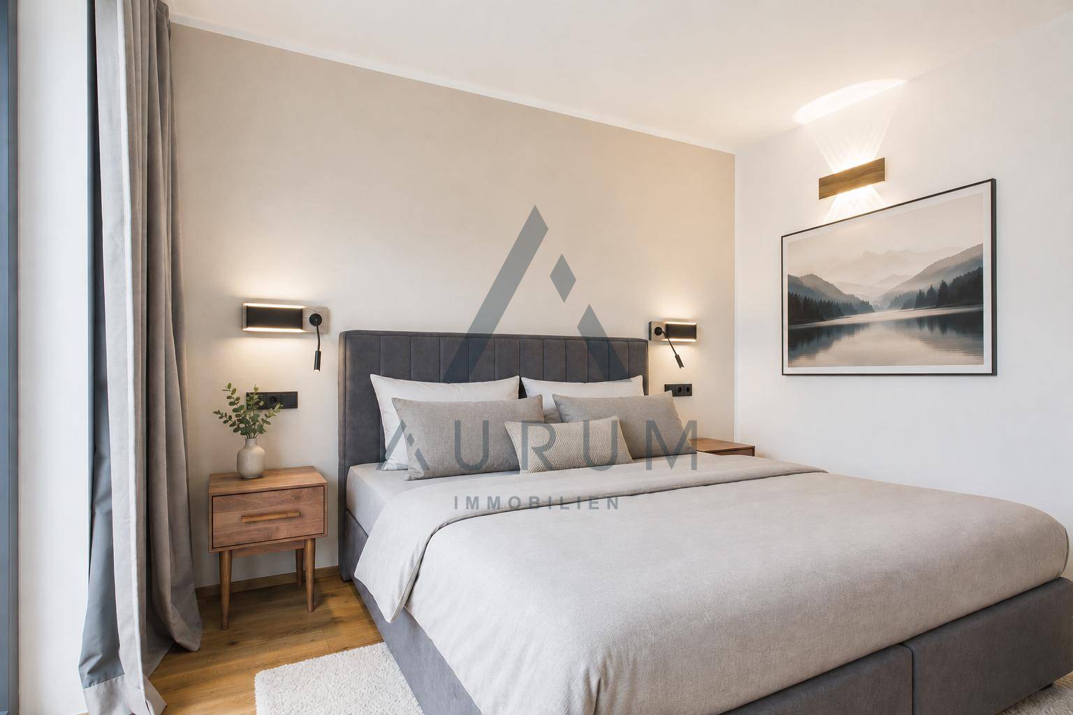 Gemütliches Schlafzimmer mit großem Doppelbett, Holzboden und stilvoller Wanddekoration.