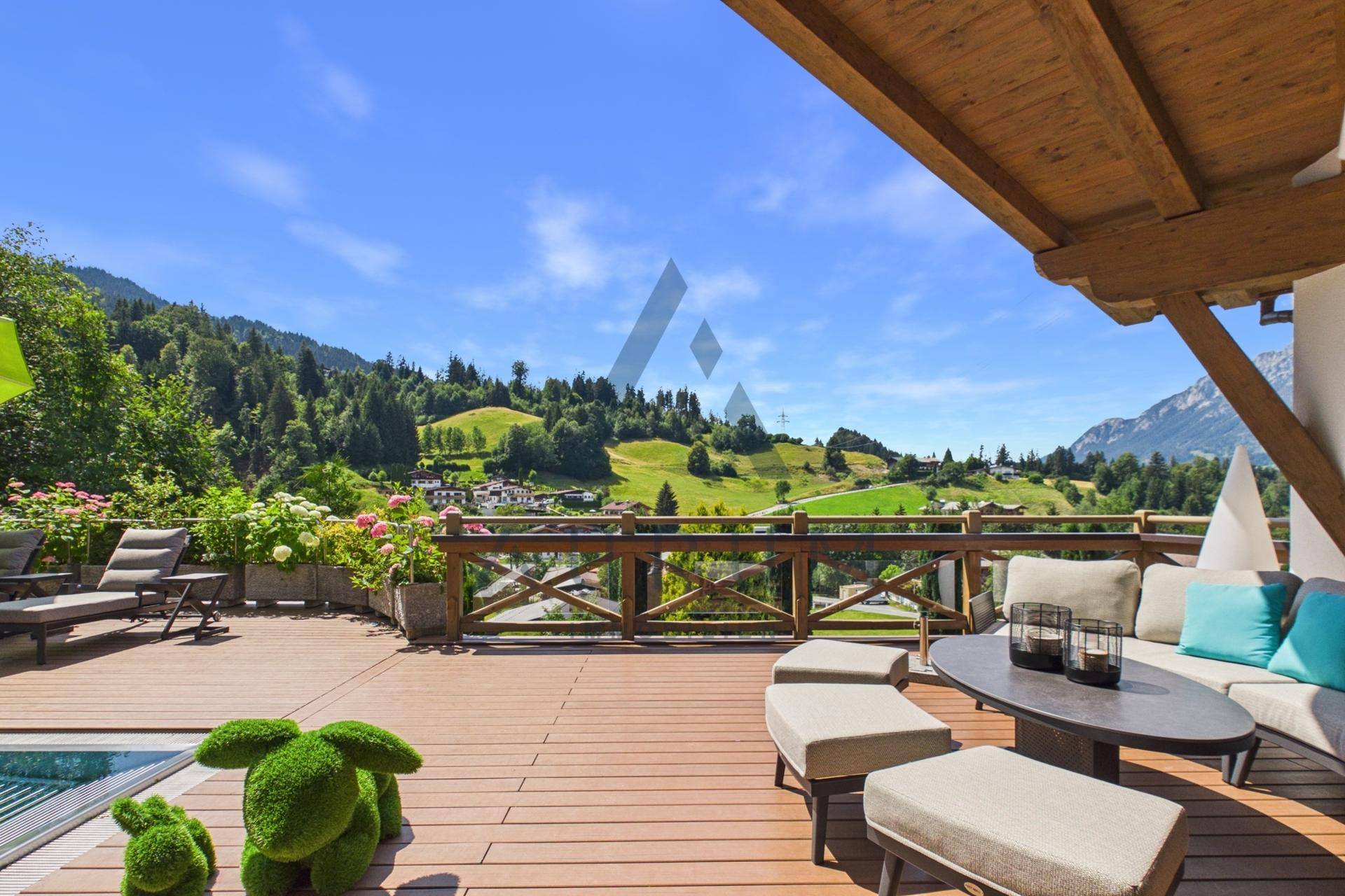 Großzügige Terrasse mit bequemen Loungemöbeln und weitem Blick auf die grüne Hügellandschaft.