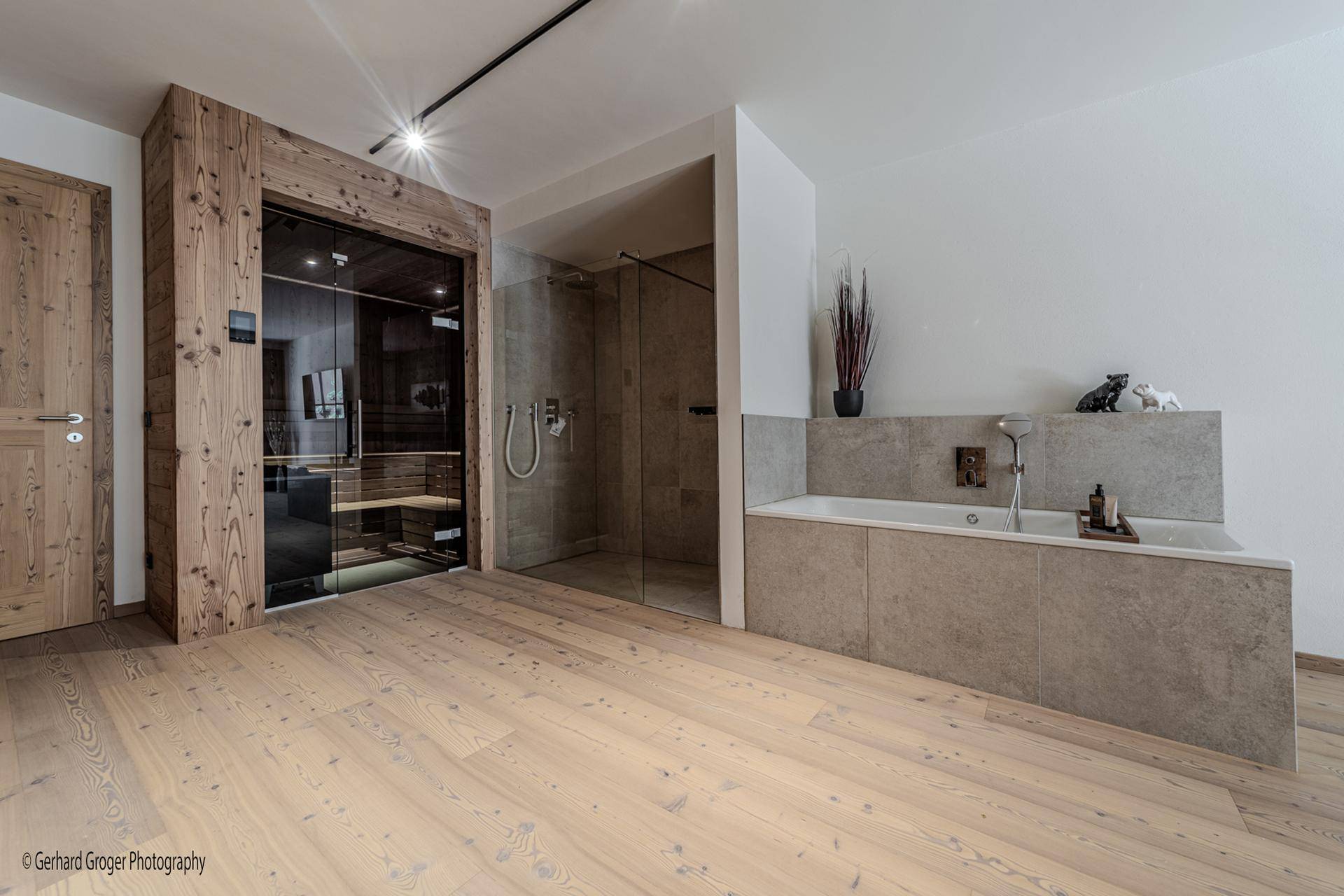 Luxuriöses Badezimmer mit Sauna, begehbarer Dusche und Badewanne.
