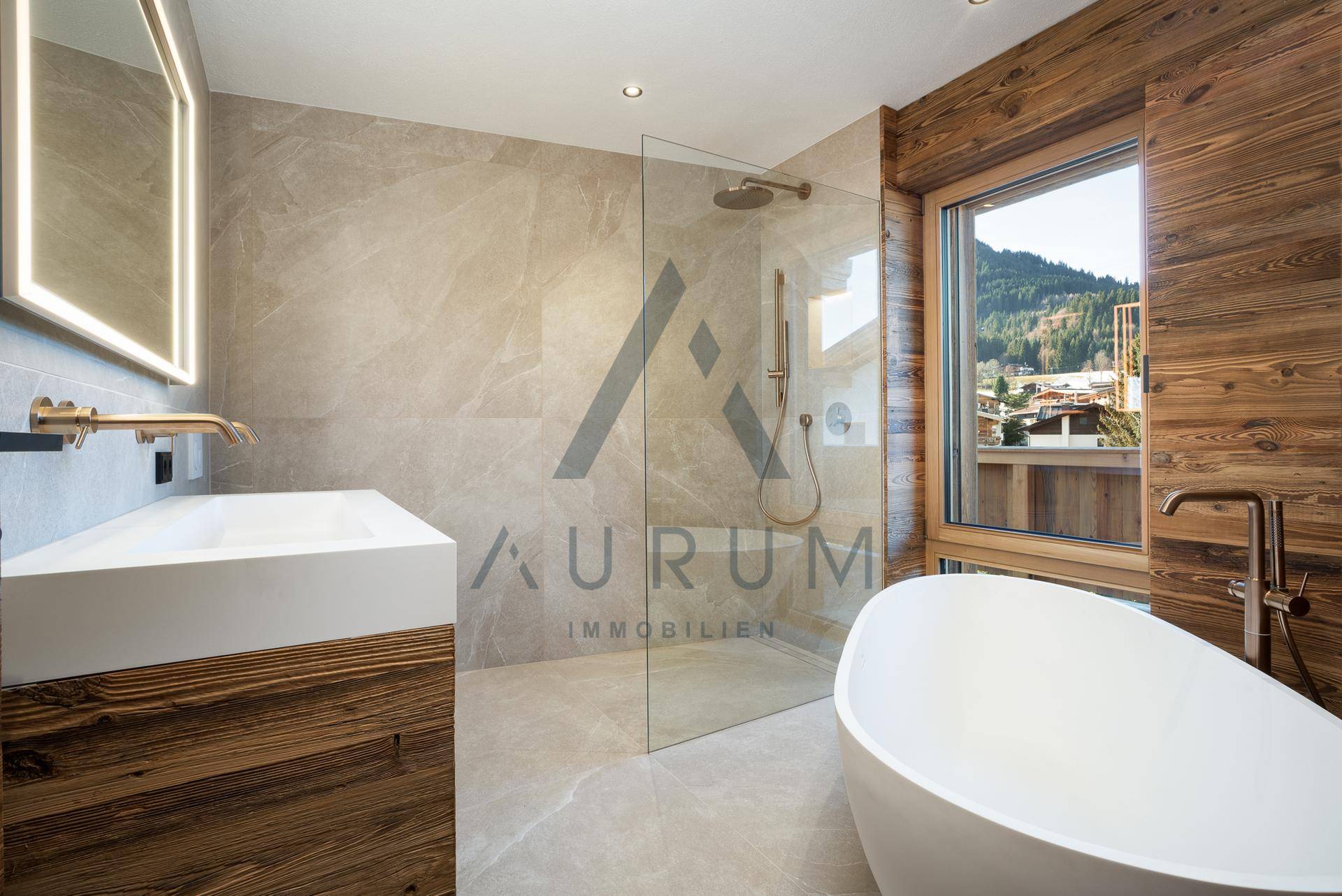 Modernes Badezimmer mit freistehender Badewanne, begehbarer Dusche und Fenster mit Bergblick.