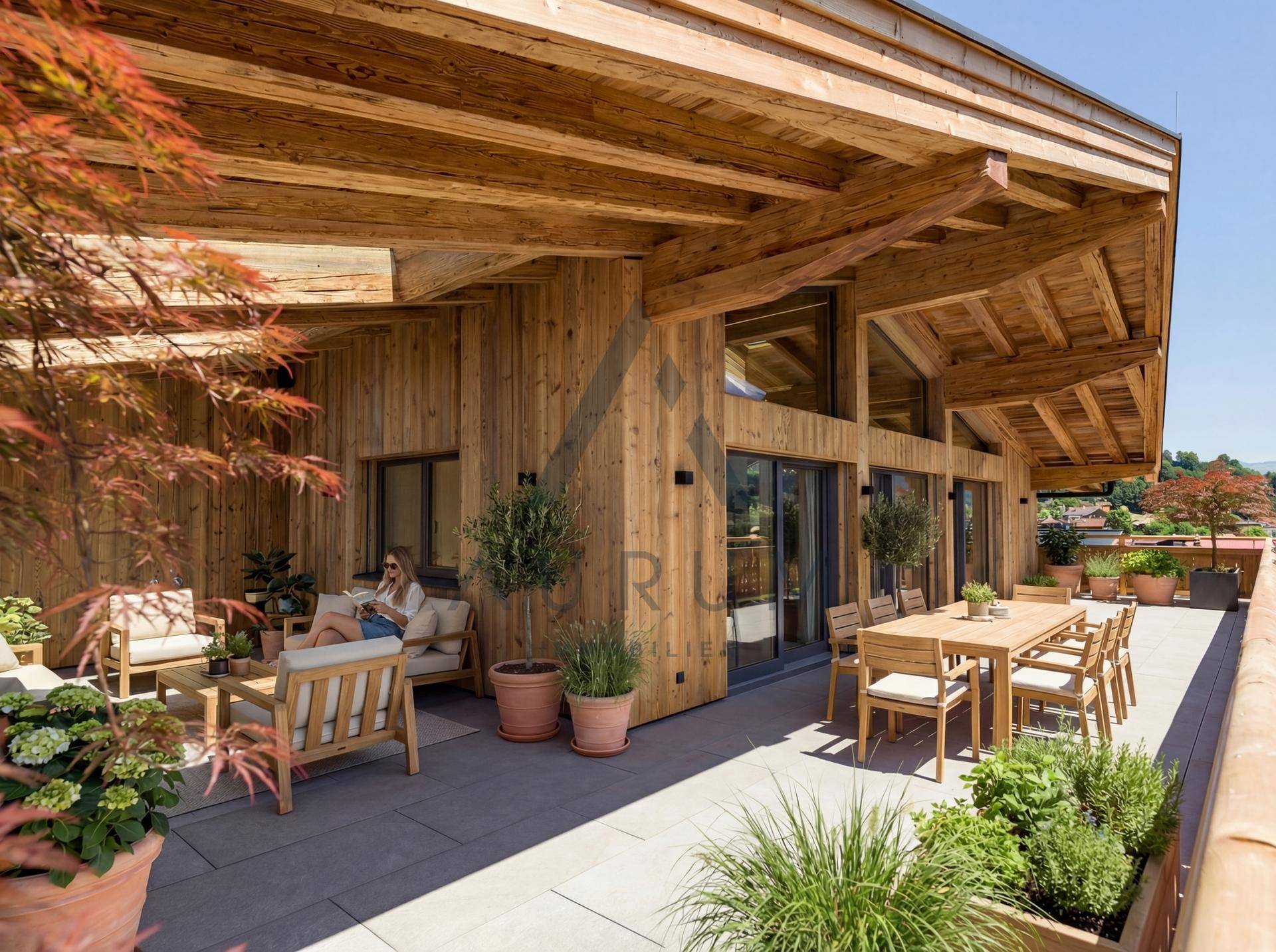 Weitläufige Dachterrasse mit Holzverkleidung, Essbereich und Lounge-Möbeln unter freiem Himmel.