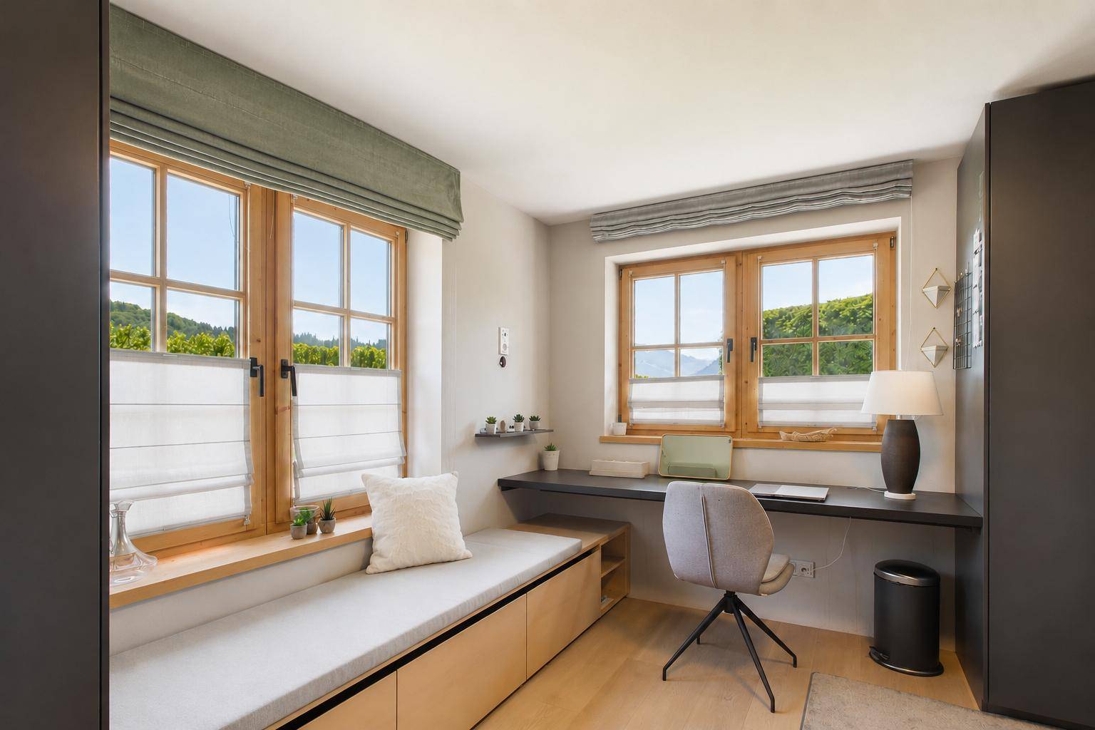 Helles Arbeitszimmer mit Schreibtisch, Fensterbank und Blick ins Grüne.
