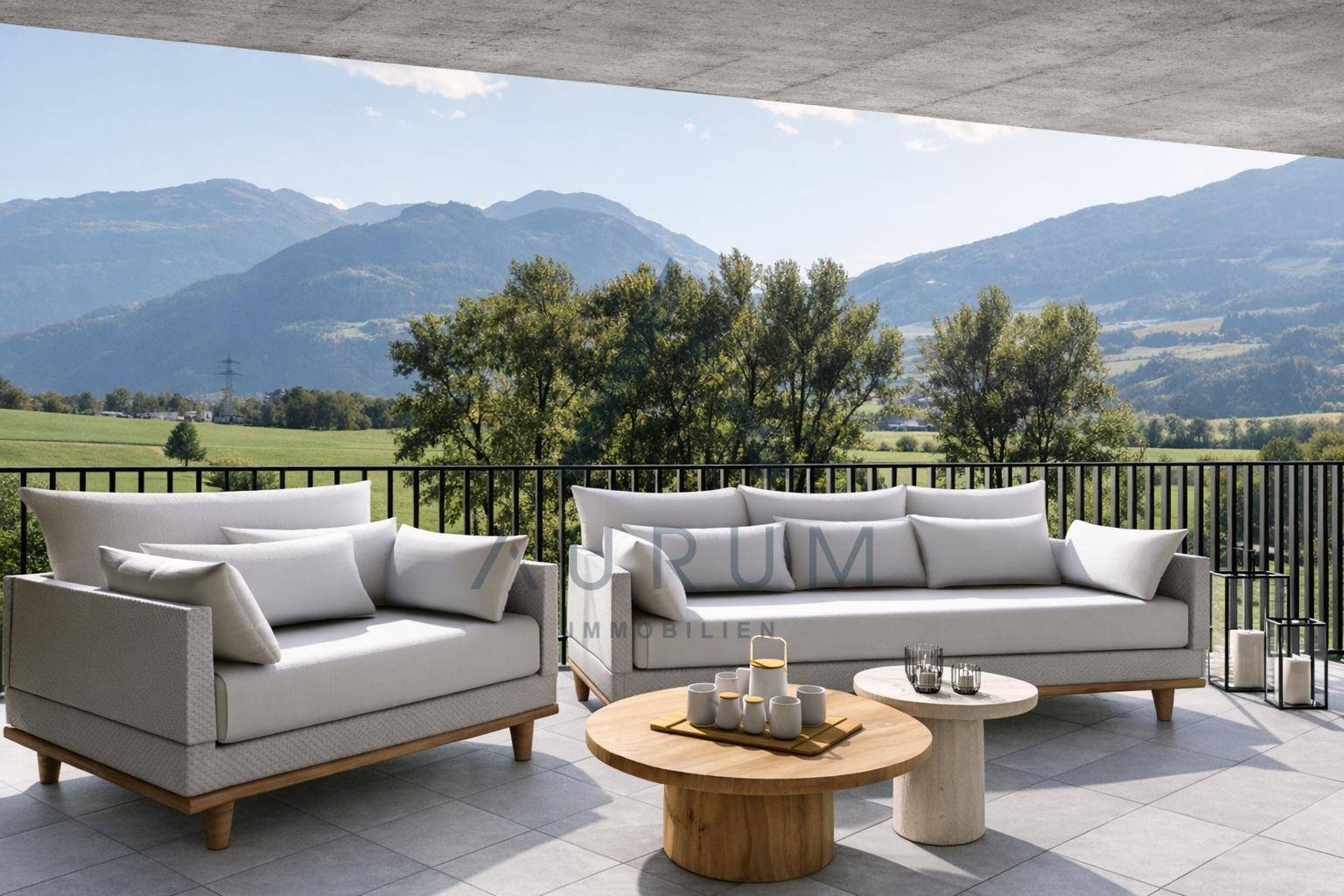 Geräumige Terrasse mit bequemen Outdoor-Möbeln und einem atemberaubenden Blick auf die umliegenden Berge.