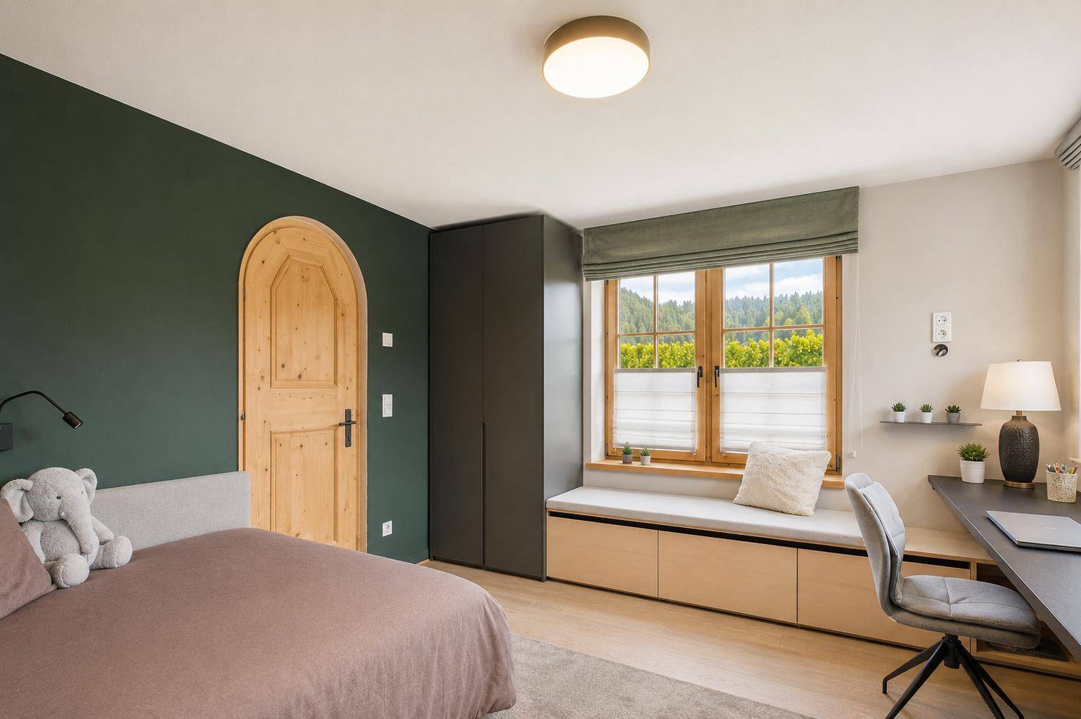 Gemütliches Schlafzimmer mit Fensterbank als Sitzgelegenheit, Schreibtisch und Blick ins Grüne.