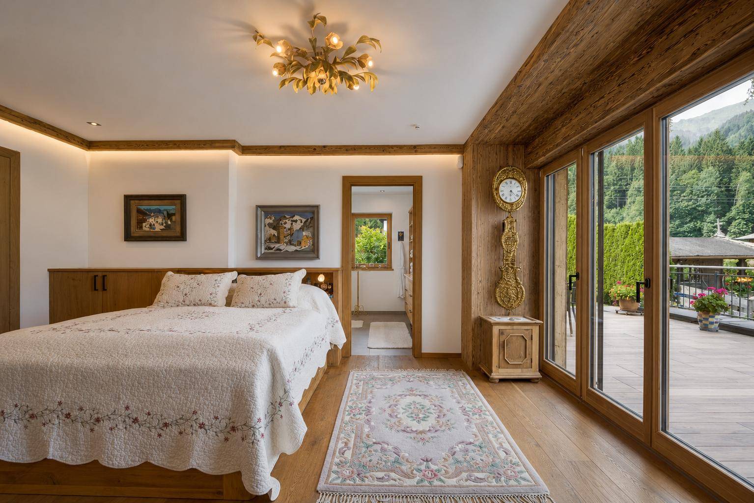 Geräumiges Schlafzimmer mit Holzboden, traditioneller Einrichtung und Zugang zur Terrasse.