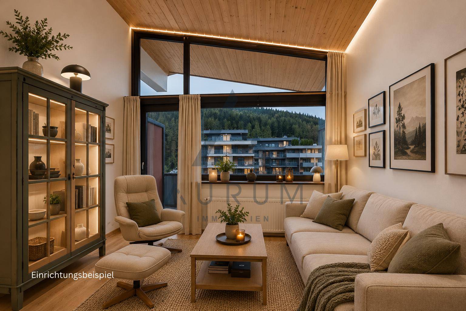Helles Wohnzimmer mit großen Fenstern, Bergblick und moderner Einrichtung unter einer Holzdecke.