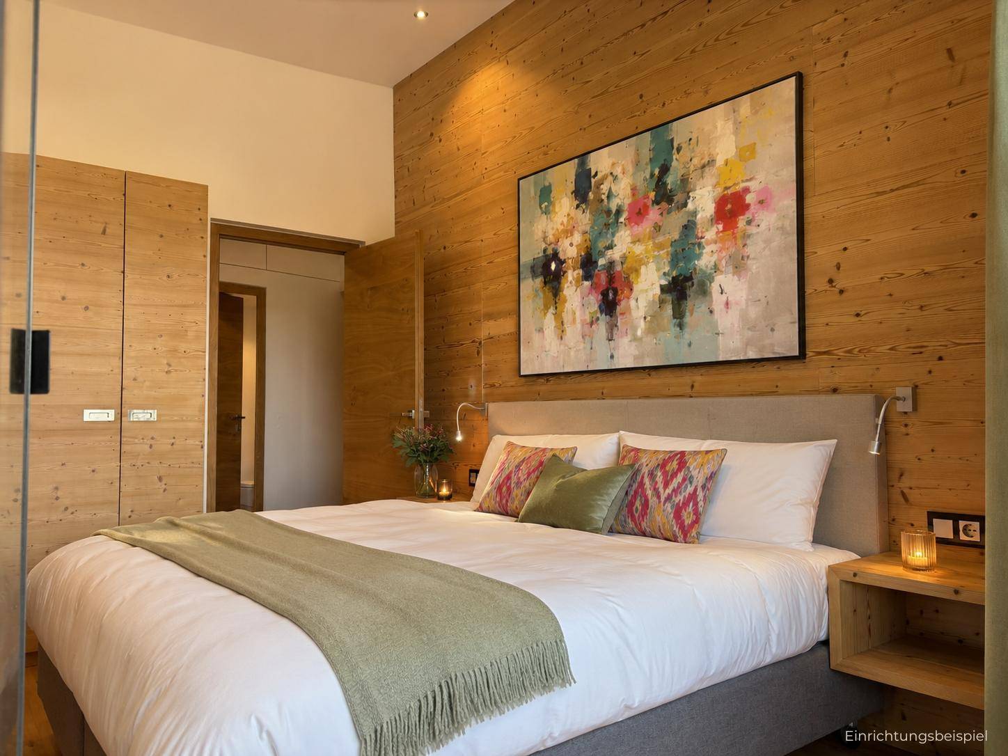 Gemütliches Schlafzimmer mit Holzwänden, großem Bett und farbenfrohem Kunstwerk über dem Kopfteil.