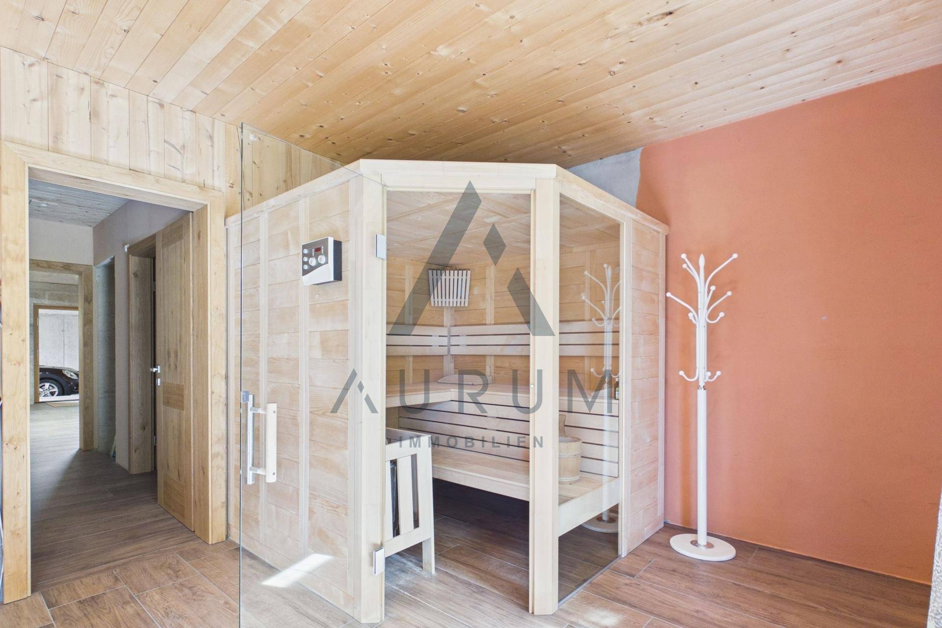Private Sauna aus hellem Holz für entspannende Wellness-Momente im eigenen Zuhause.