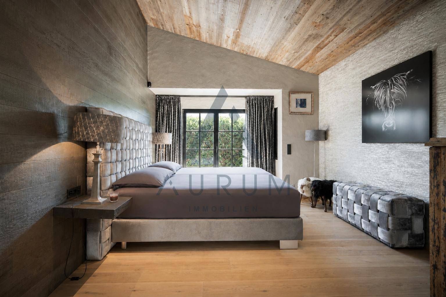 Gemütliches Schlafzimmer mit Holzwänden, hohen Decken und Zugang zu einem Außenbereich.