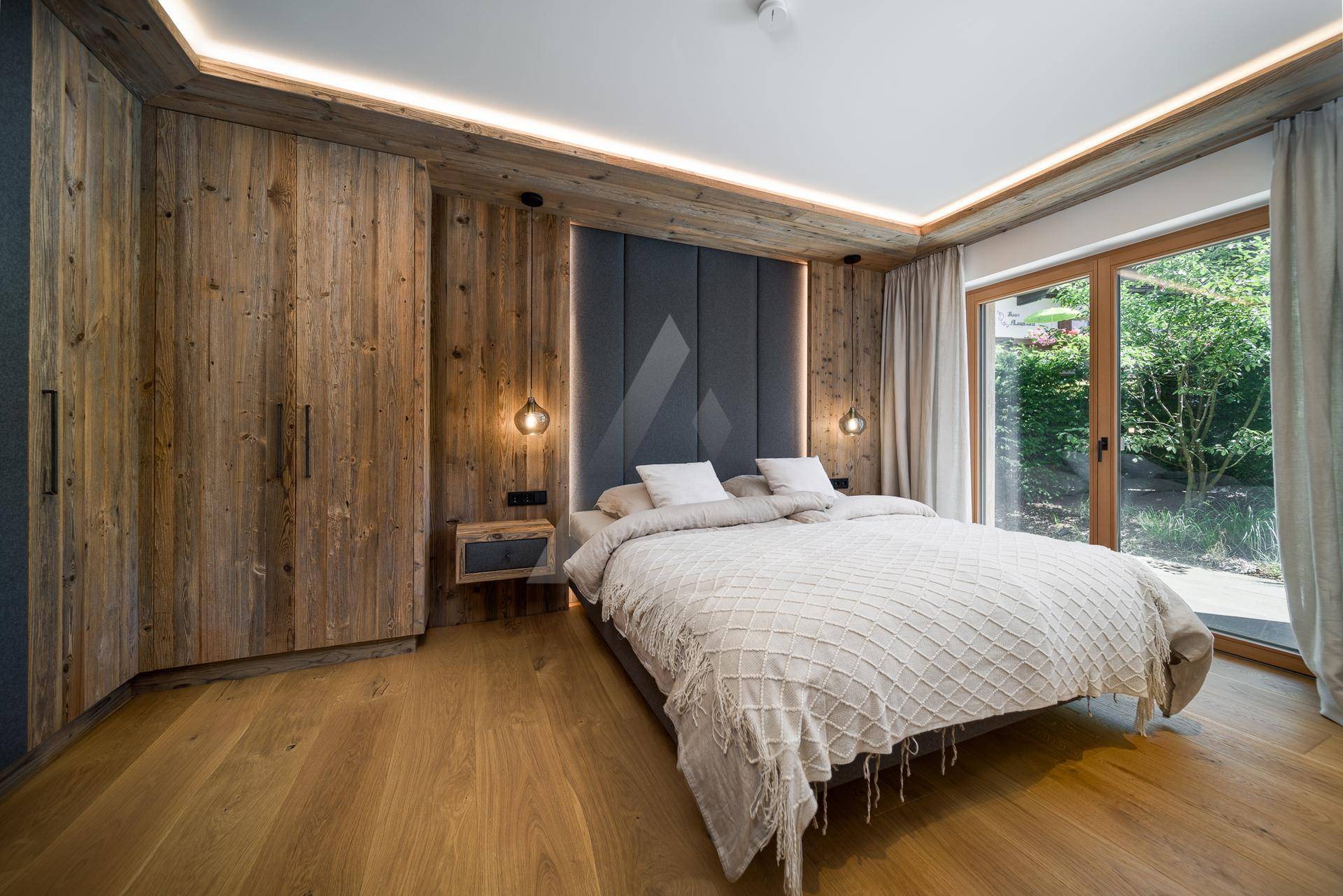 Modernes Schlafzimmer mit Holzwänden, indirekter Beleuchtung und großem Fenster.